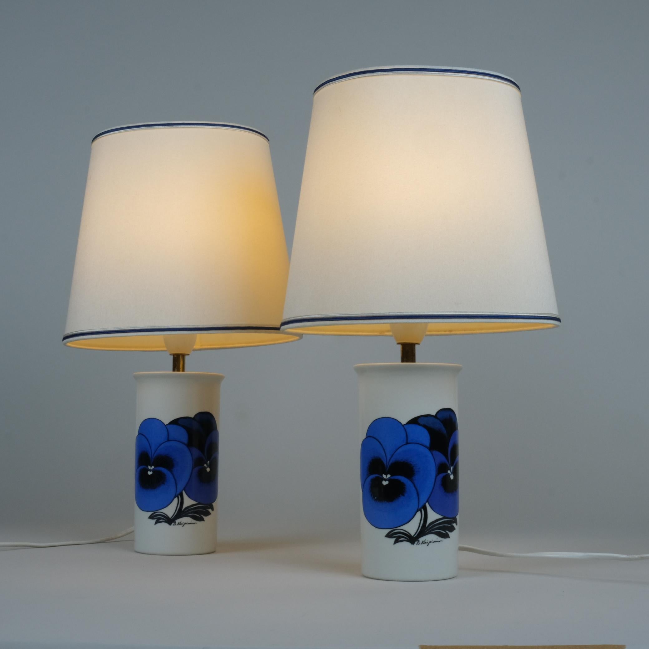 Paire de lampes de table en édition limitée conçues par Birger Kaipiainen pour le 120e anniversaire de Stockmann en 1982. Fabriqué par Arabia OY en Finlande. Une très belle paire dans un état d'origine impeccable. Ces lampes n'ont été fabriquées