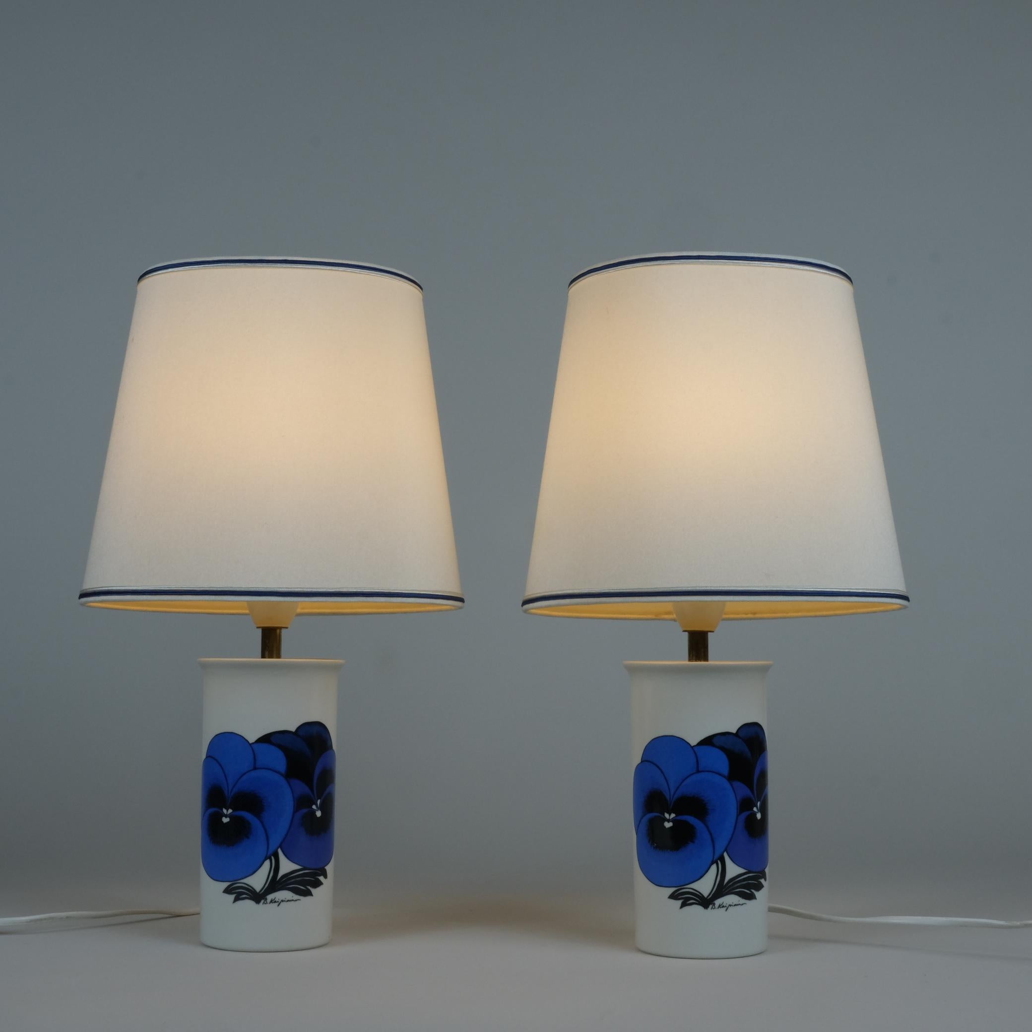 Scandinave moderne Paire de lampes de bureau 'Pansy' de Birger Kaipiainen en édition limitée, Arabia 1980 en vente