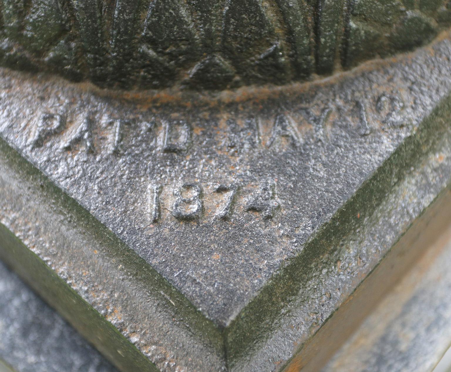 Paire d'urnes en fonte noire de J.W. Fiske en vente 5