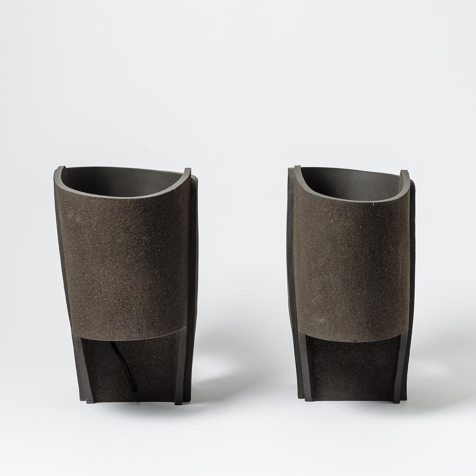 Français Paire de lampes de table en céramique noire de Denis Castaing, 2022 en vente