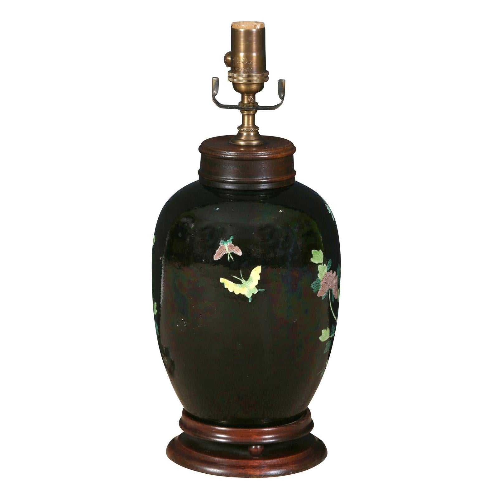 20ième siècle Paire de lampes chinoises en porcelaine noire à motifs floraux sur base en bois en vente