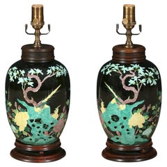 Ein Paar schwarze chinesische Porzellanlampen mit Blumenmuster auf Holzsockel