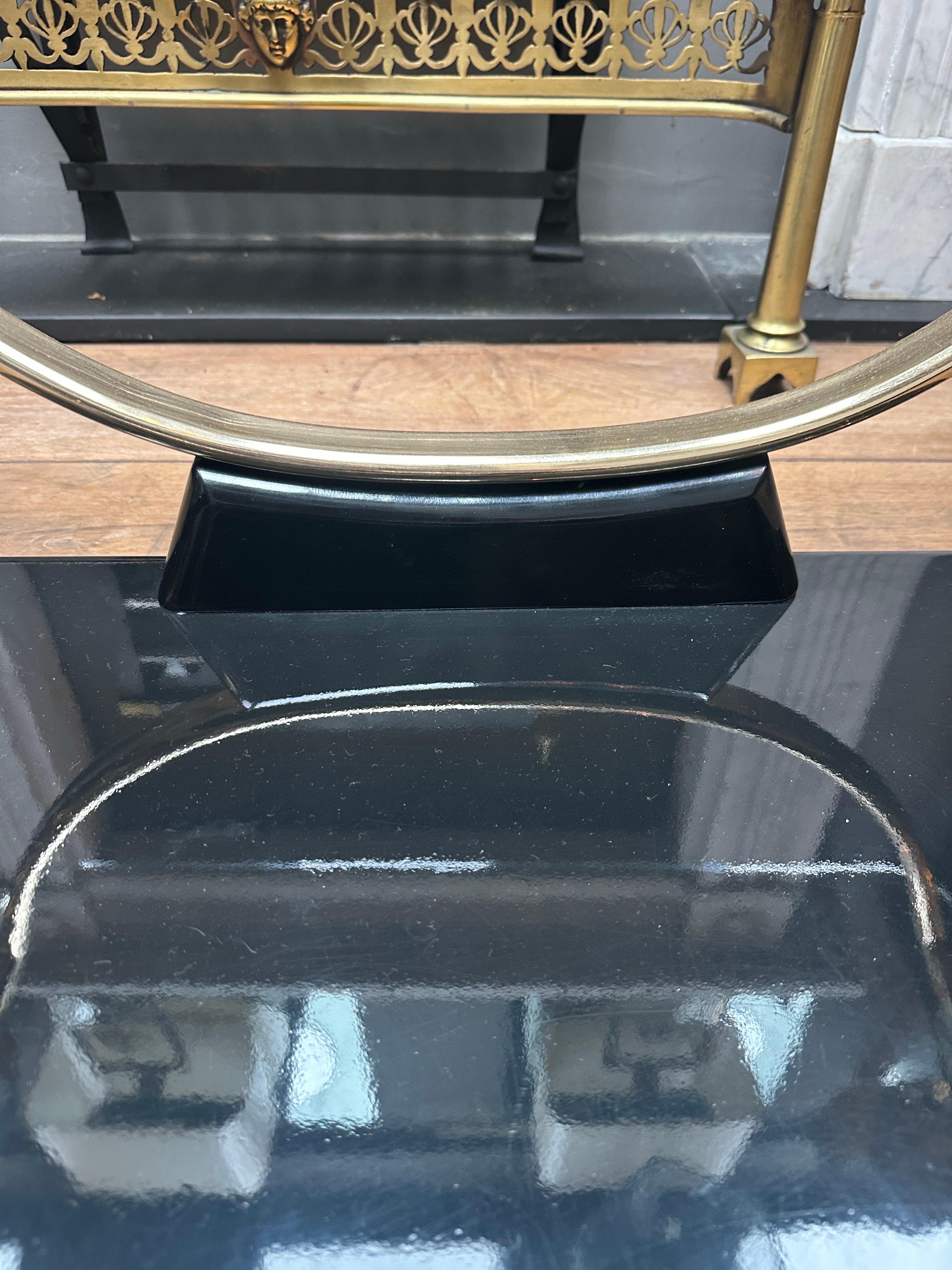 Moderno Coppia di tavolini da salotto in ottone e laccati neri in vendita