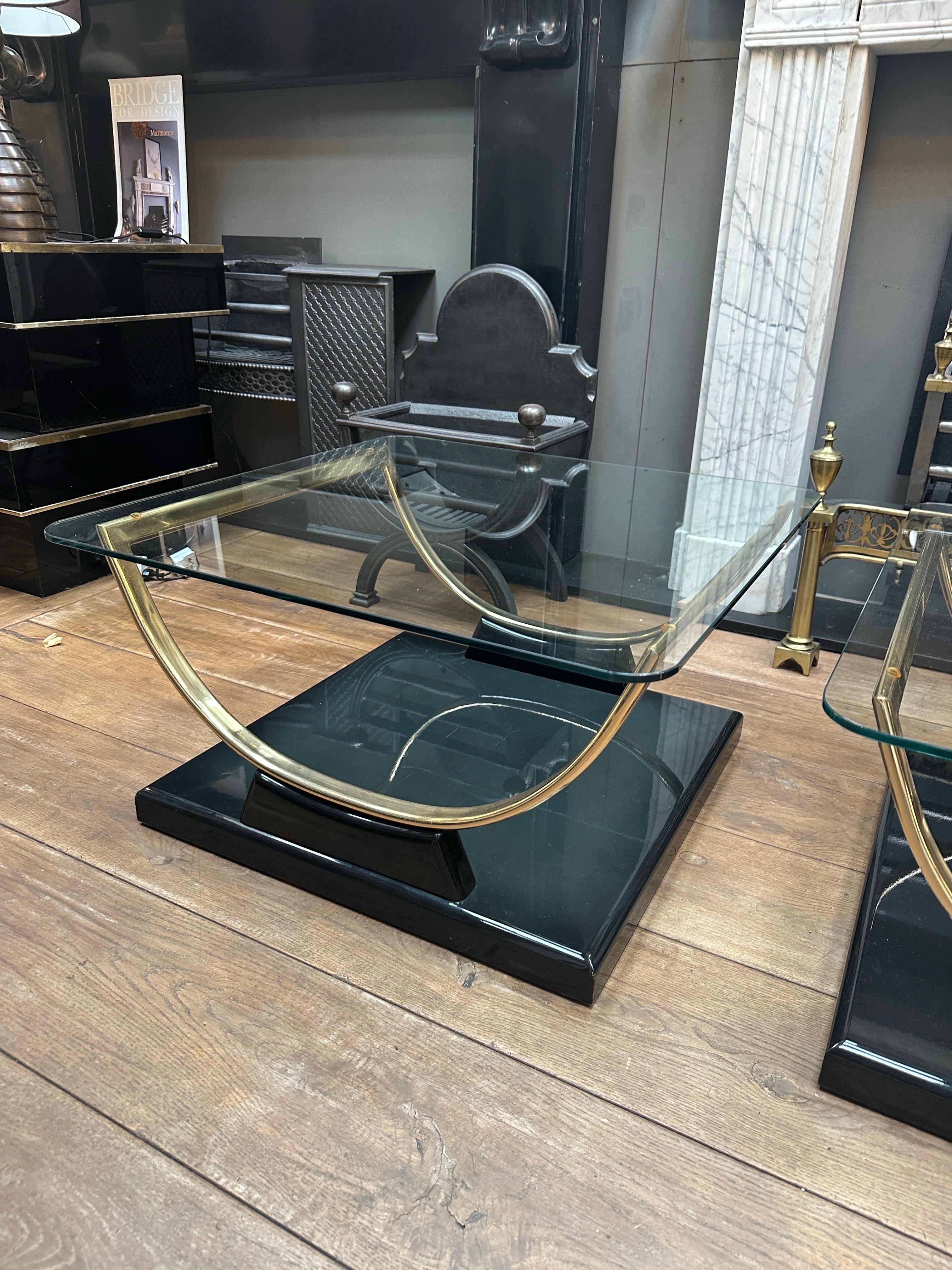 Coppia di tavolini da salotto in ottone e laccati neri In condizioni buone in vendita a London, GB