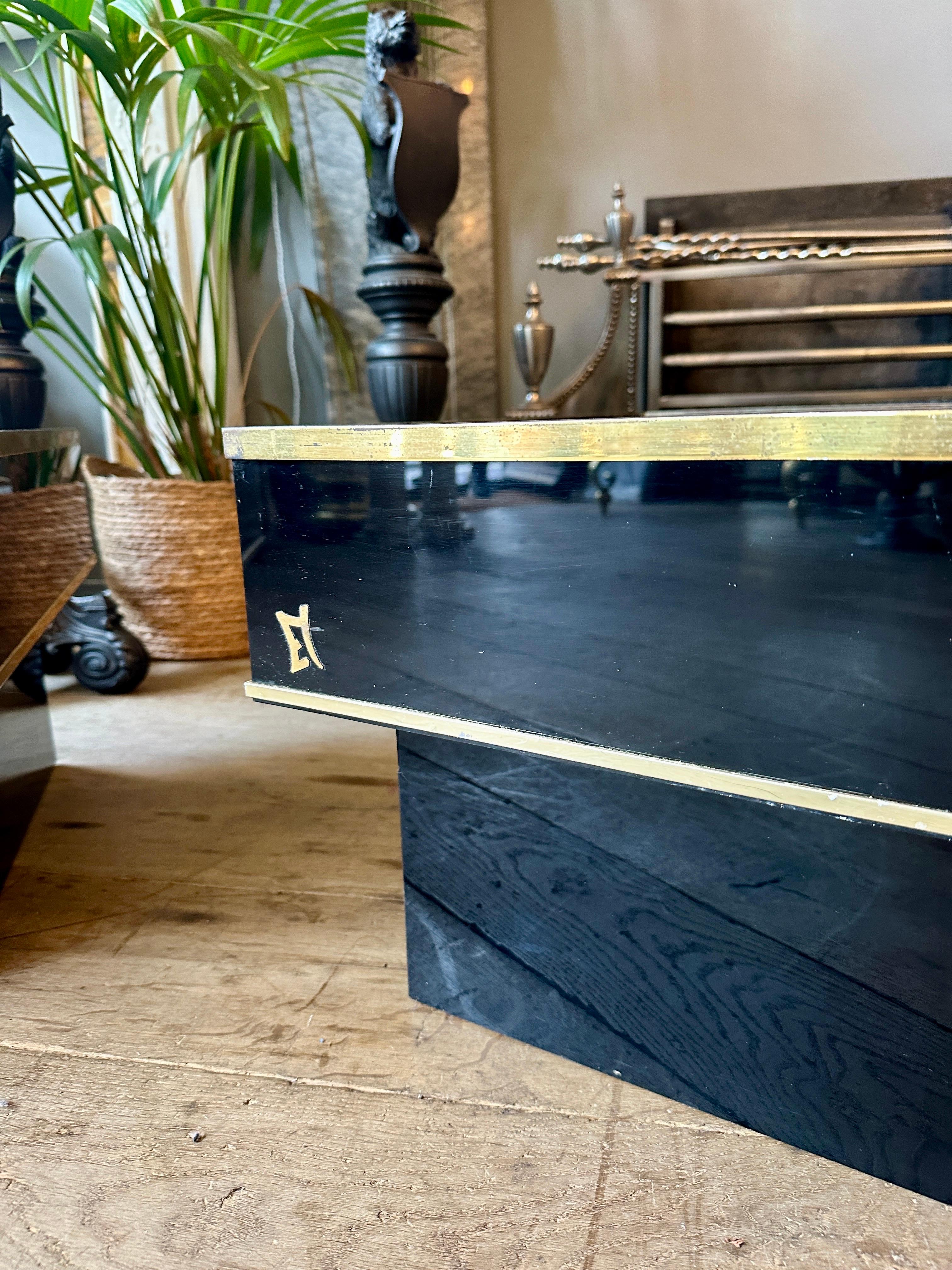 Européen Paire de tables laquées noires et garnies de laiton en vente