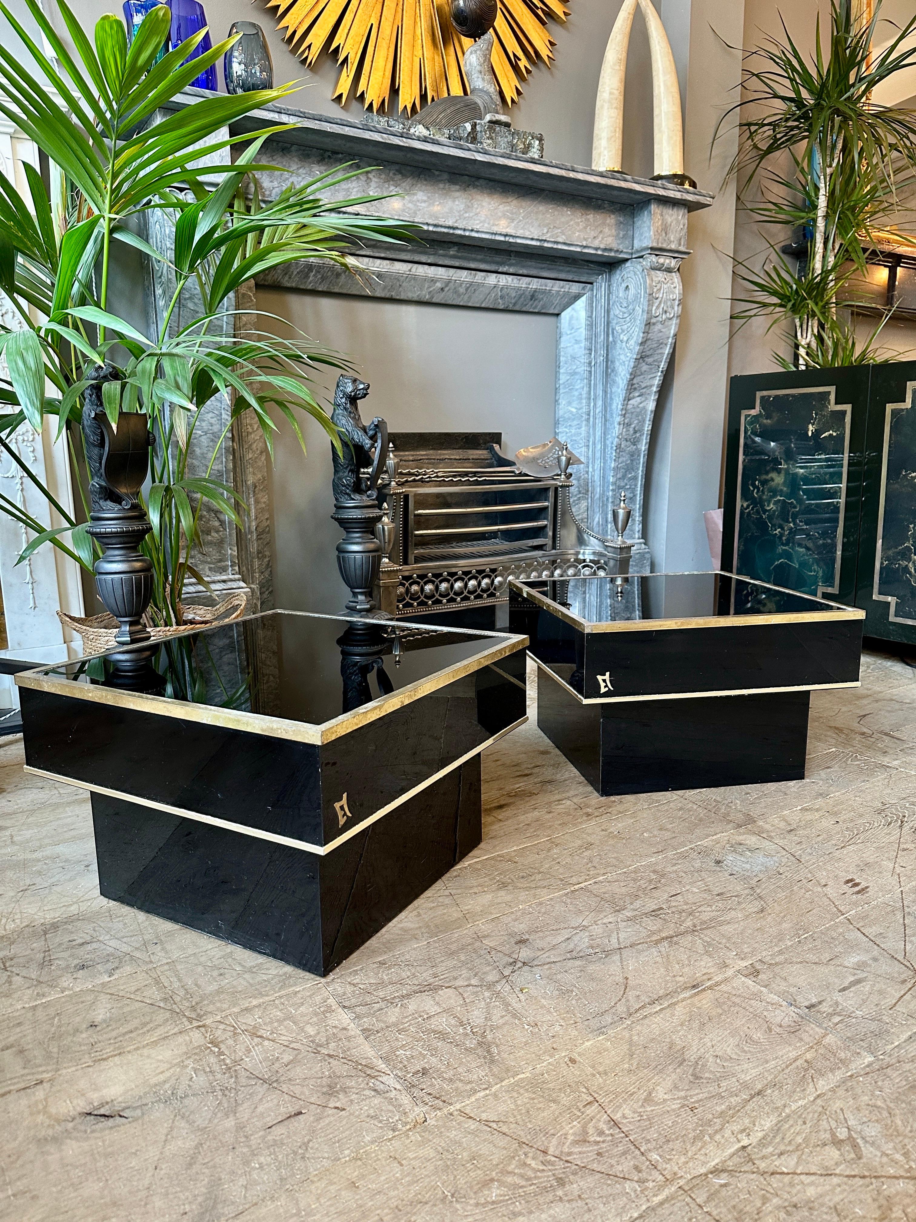 Paire de tables laquées noires et garnies de laiton Bon état - En vente à London, GB