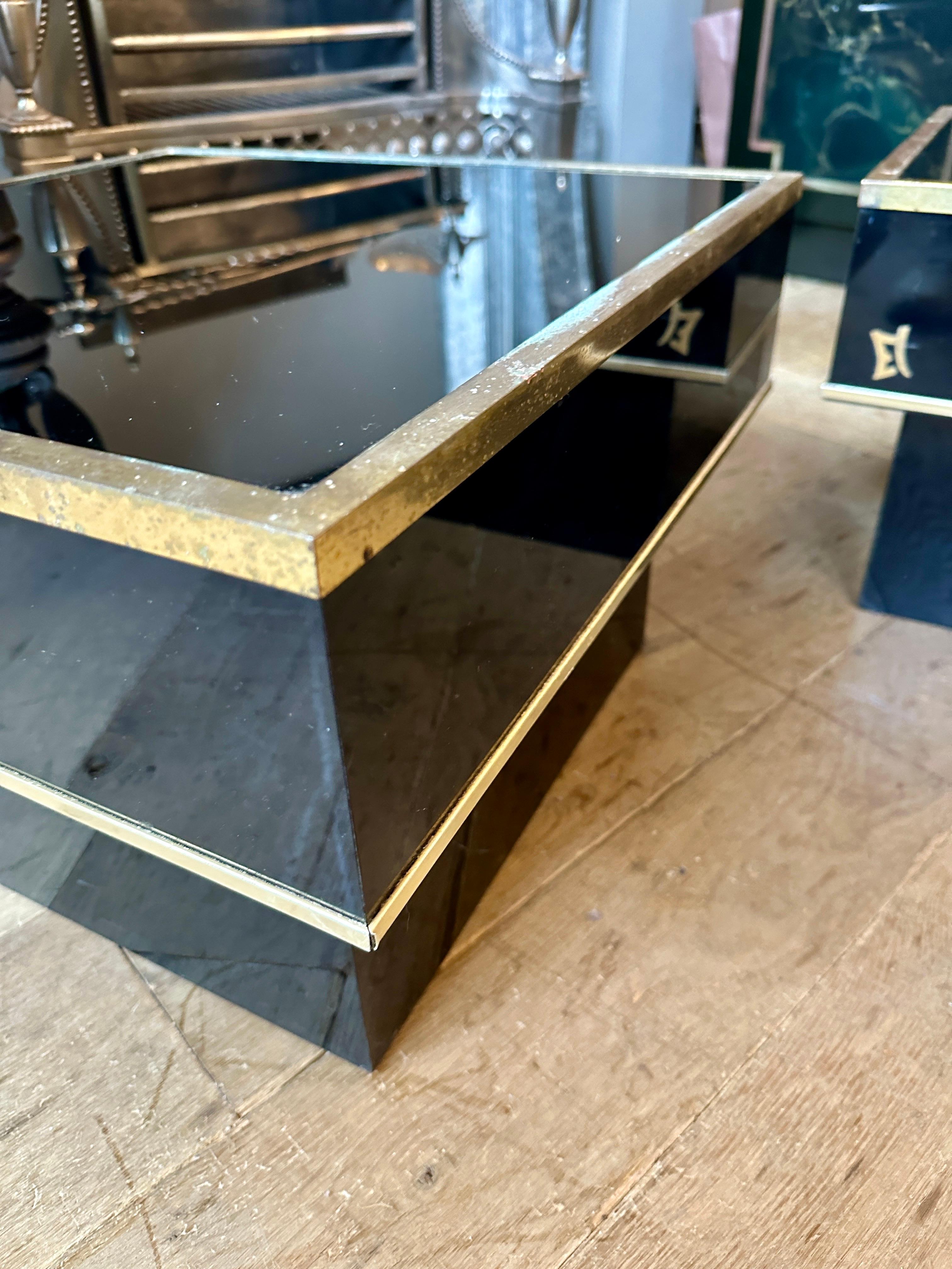 20ième siècle Paire de tables laquées noires et garnies de laiton en vente