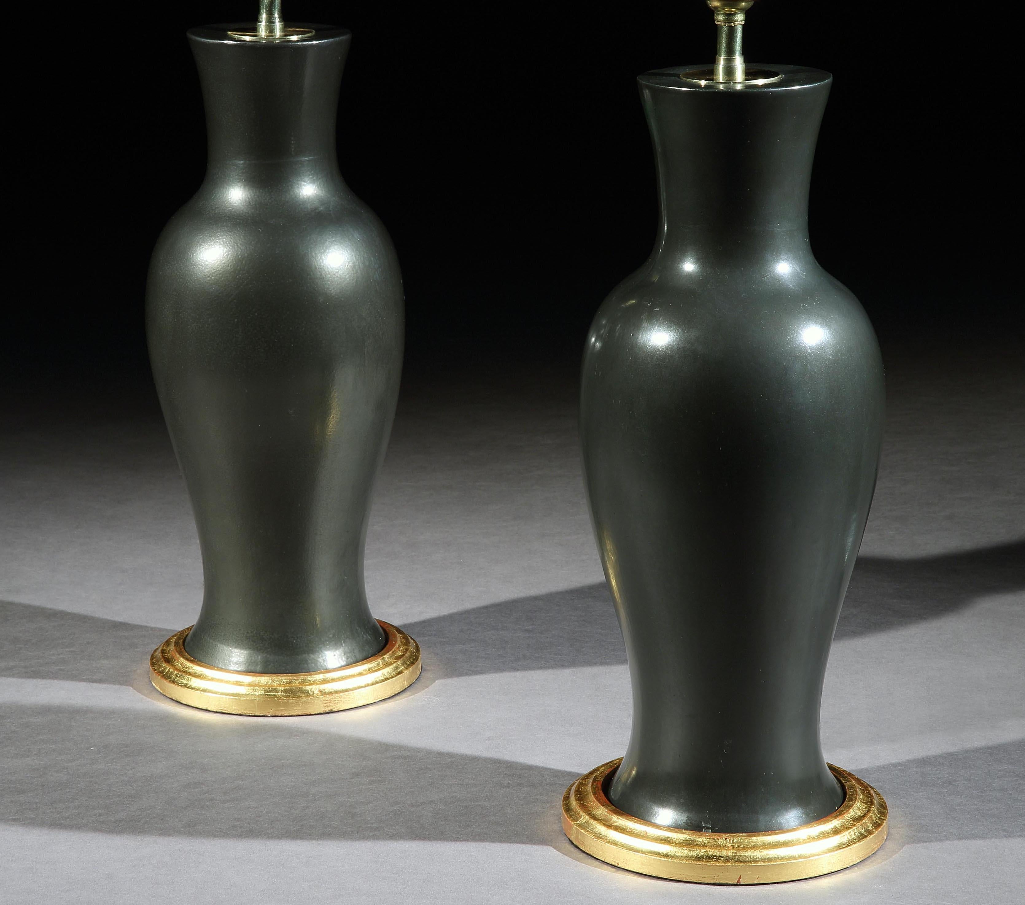 Chinois Paire de lampes de table chinoises à balustre en porcelaine noire en vente