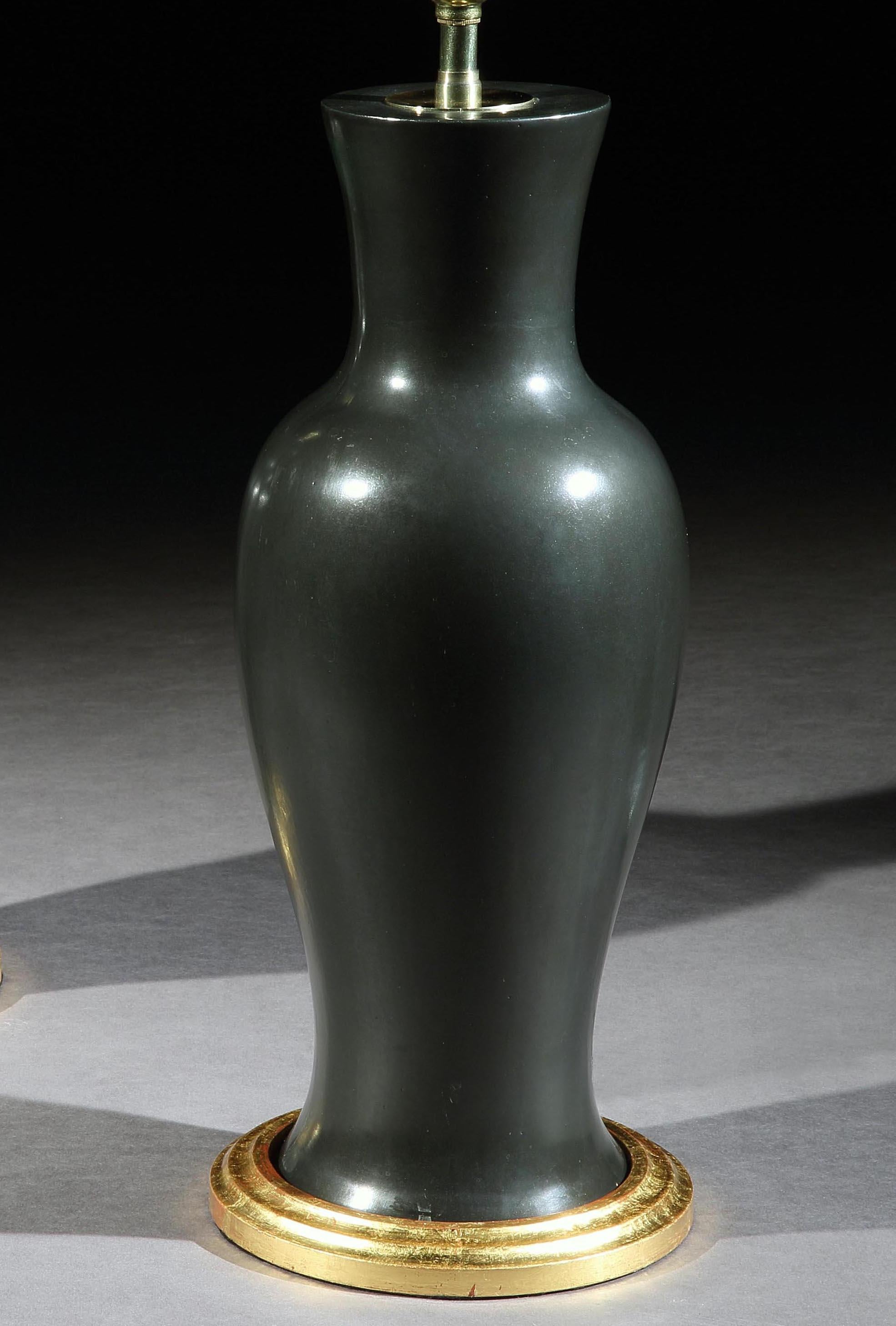 Paire de lampes de table chinoises à balustre en porcelaine noire Bon état - En vente à London, GB