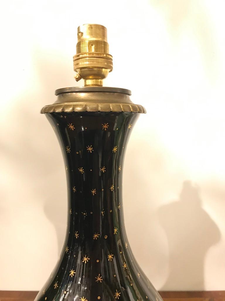 Paire de lampes en porcelaine noire sur socle en bronze doré avec détails en forme d'étoiles dorées en vente 3