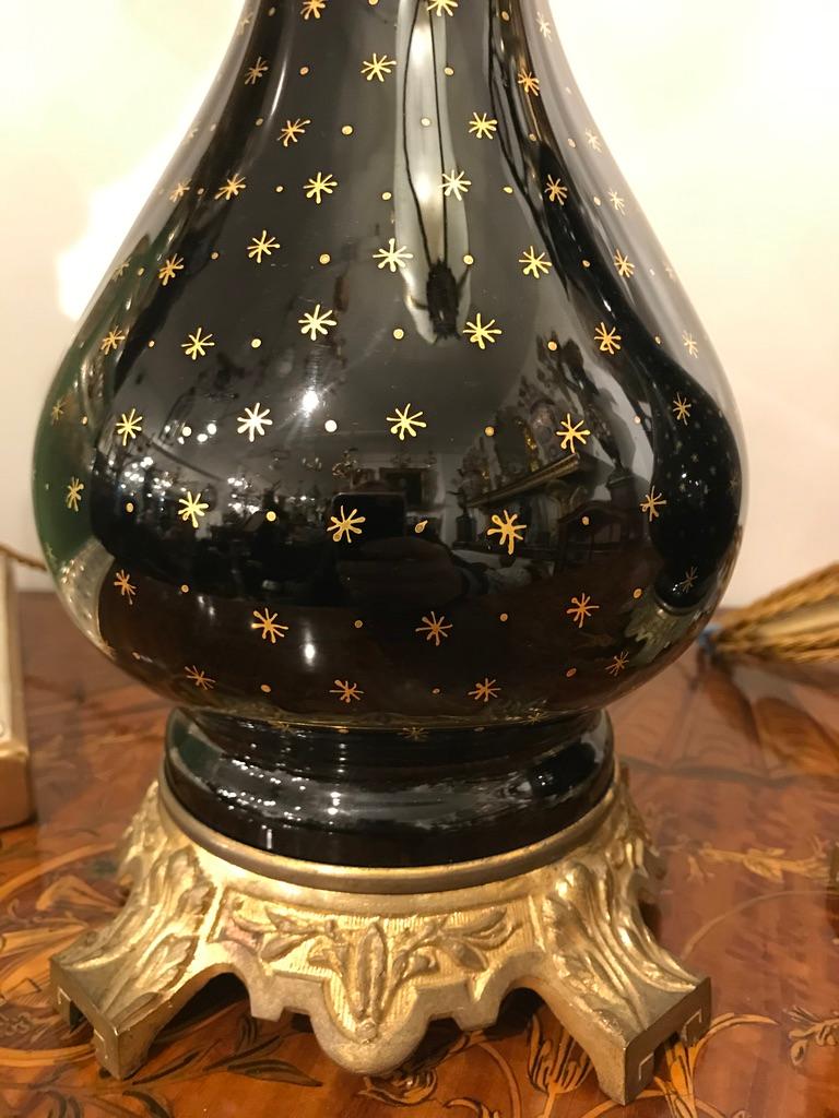 XIXe siècle Paire de lampes en porcelaine noire sur socle en bronze doré avec détails en forme d'étoiles dorées en vente