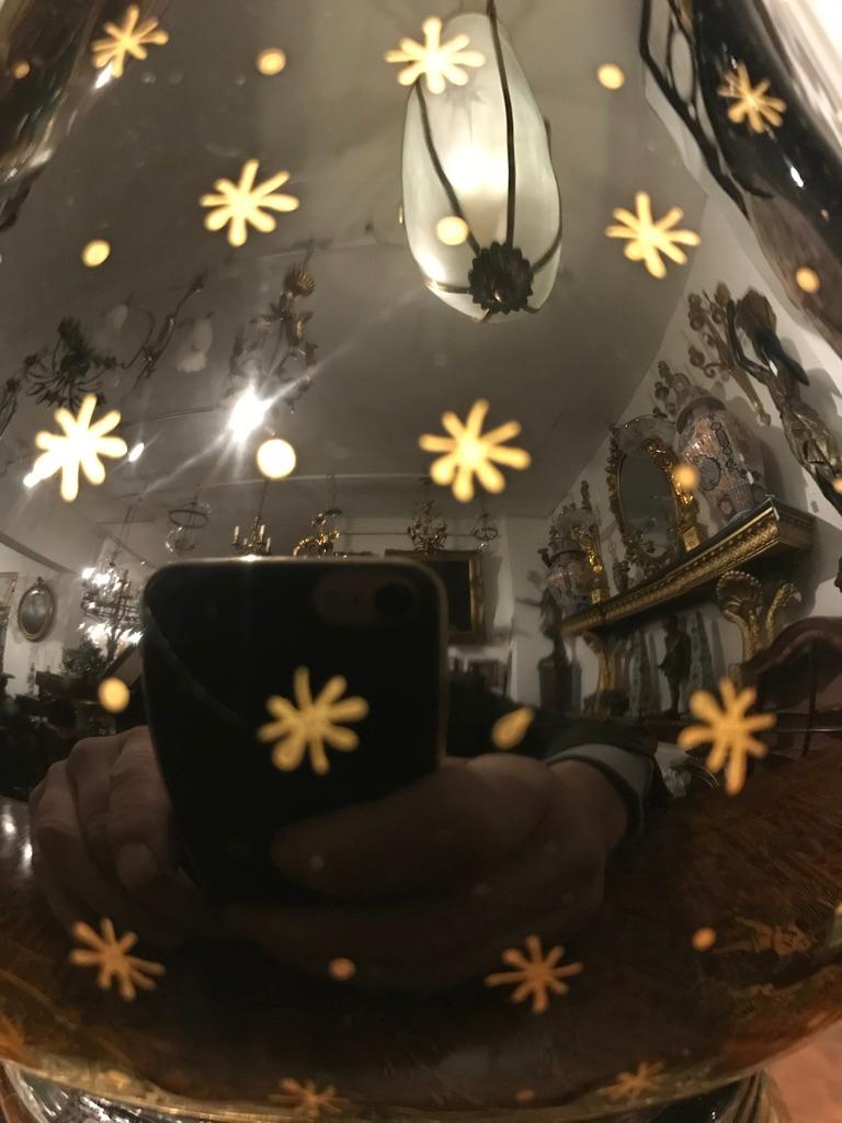 Laiton Paire de lampes en porcelaine noire sur socle en bronze doré avec détails en forme d'étoiles dorées en vente