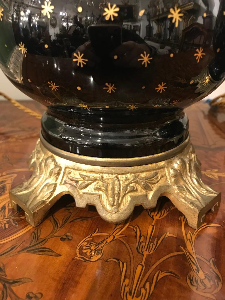 Paire de lampes en porcelaine noire sur socle en bronze doré avec détails en forme d'étoiles dorées en vente 1