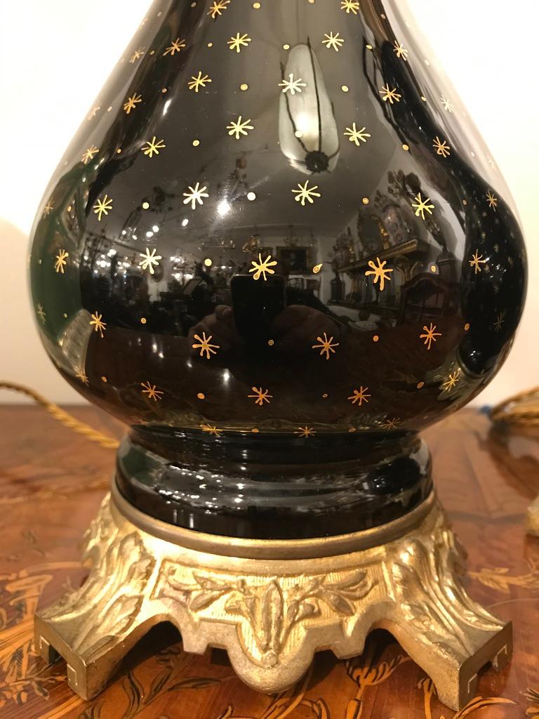 Paire de lampes en porcelaine noire sur socle en bronze doré avec détails en forme d'étoiles dorées en vente 2