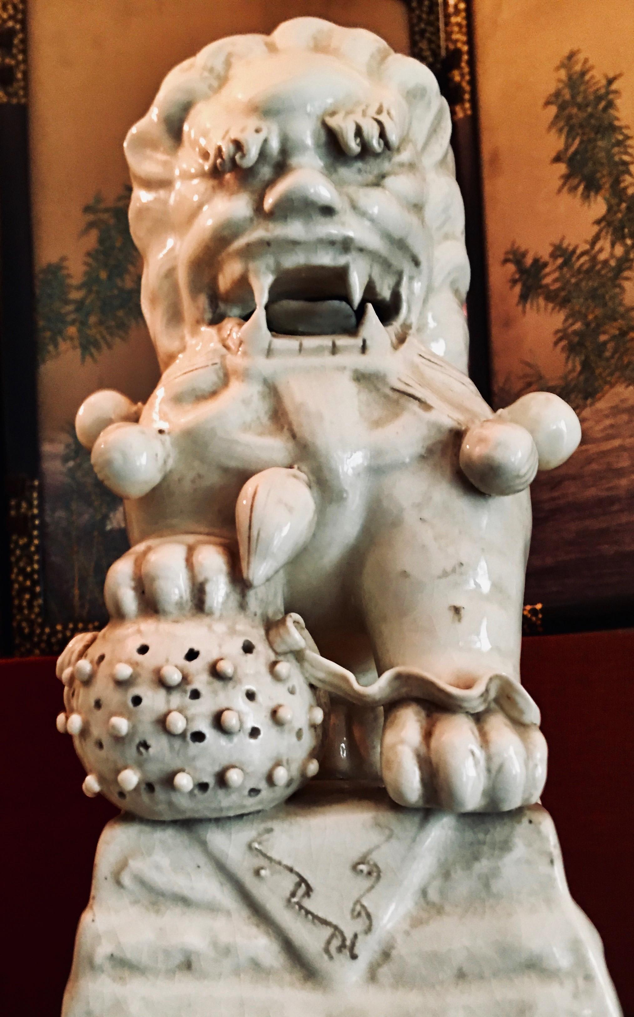 Paire de chiens de chasse en céramique Blanc de Chine (glaçure blanche chinoise), env. 1840

DIMENSIONS
Largeur : 5 pouces
Hauteur : 11 pouces
Profondeur : 6,5 pouces

SUR LES SCULPTURES
Un petit lion avec un ruban se trouve aux pieds de la femelle.