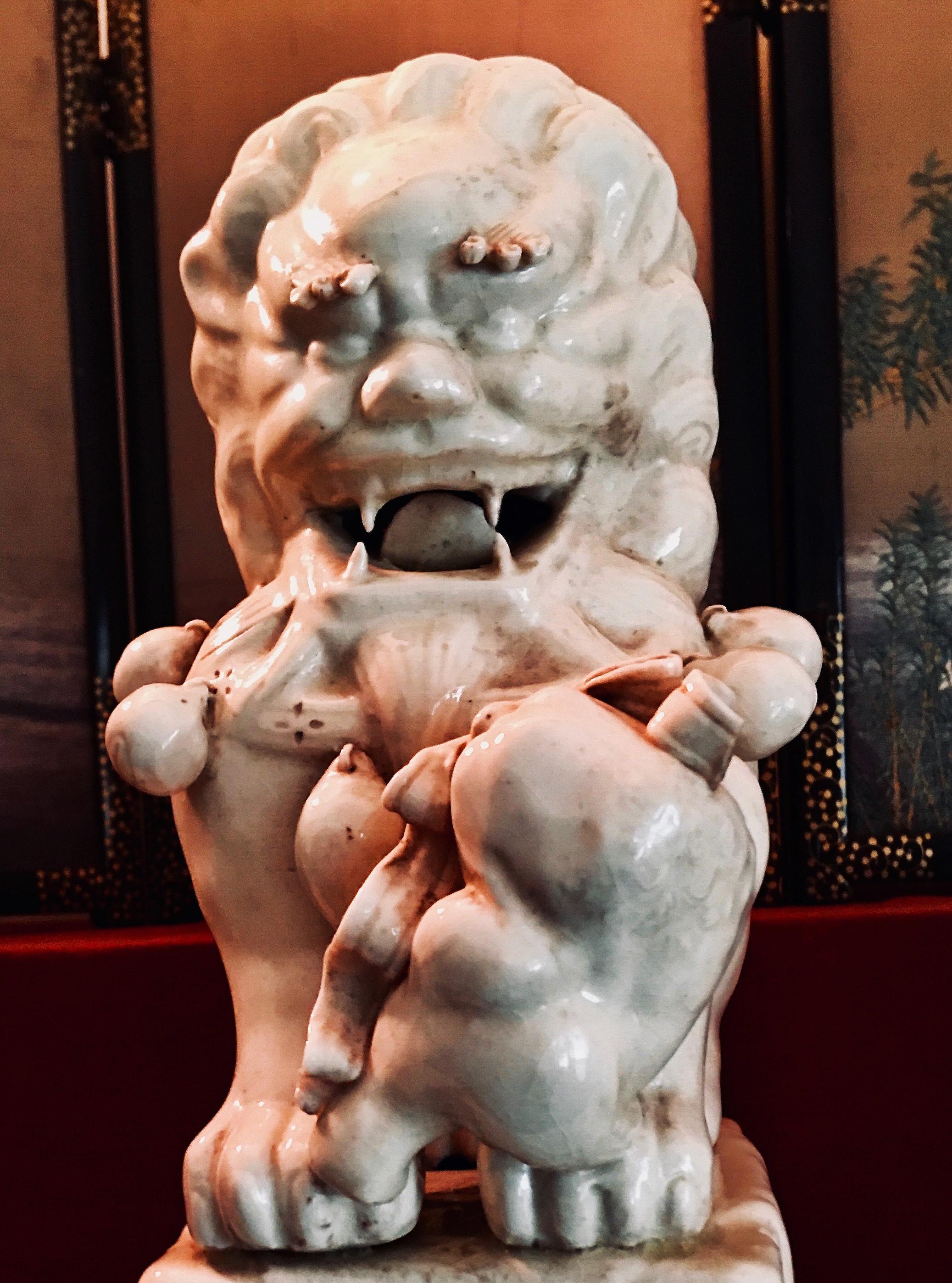 Exportation chinoise Paire de chiens Foo en céramique Blanc de Chine, vers 1840 en vente