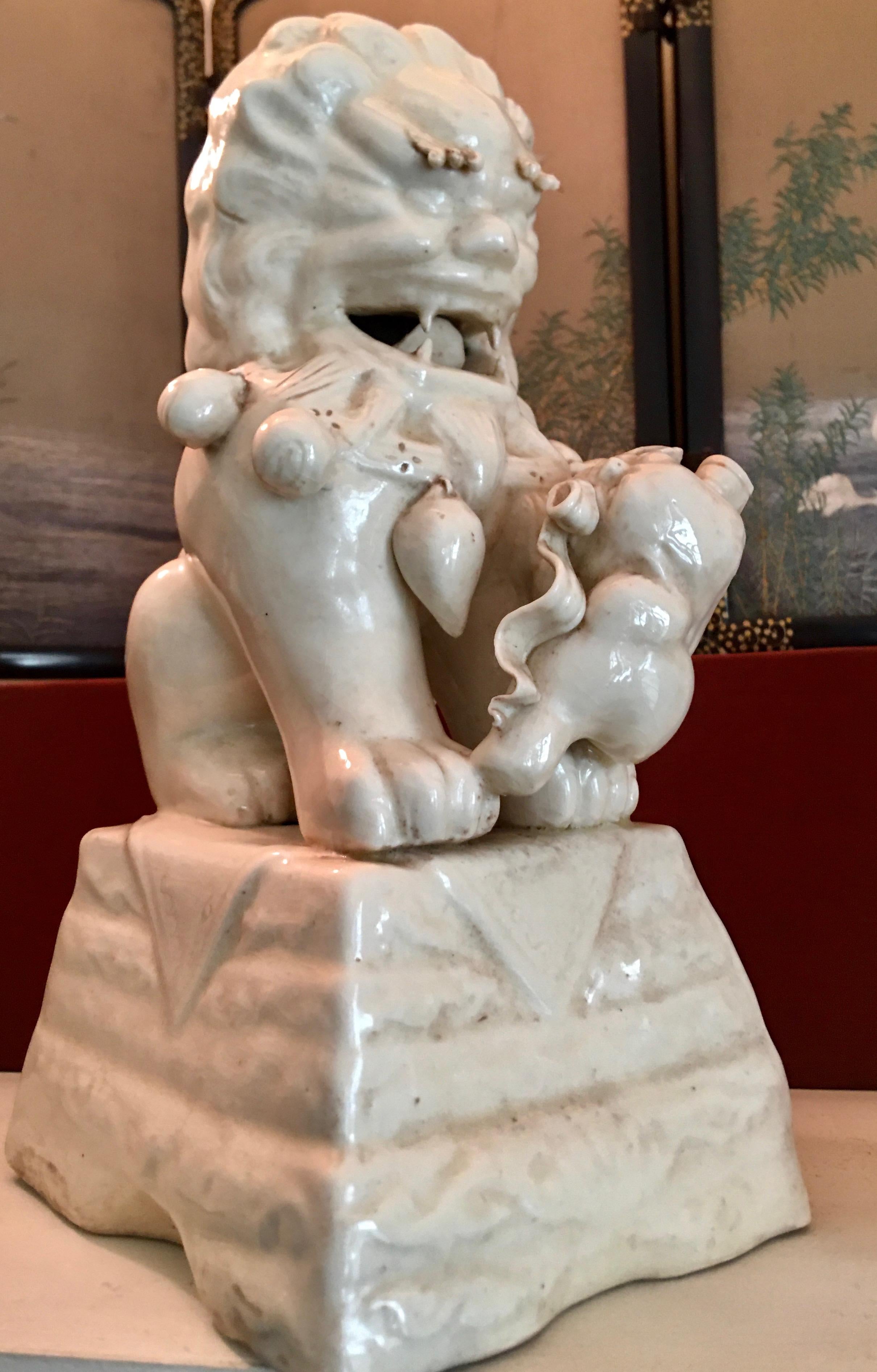 Chinois Paire de chiens Foo en céramique Blanc de Chine, vers 1840 en vente
