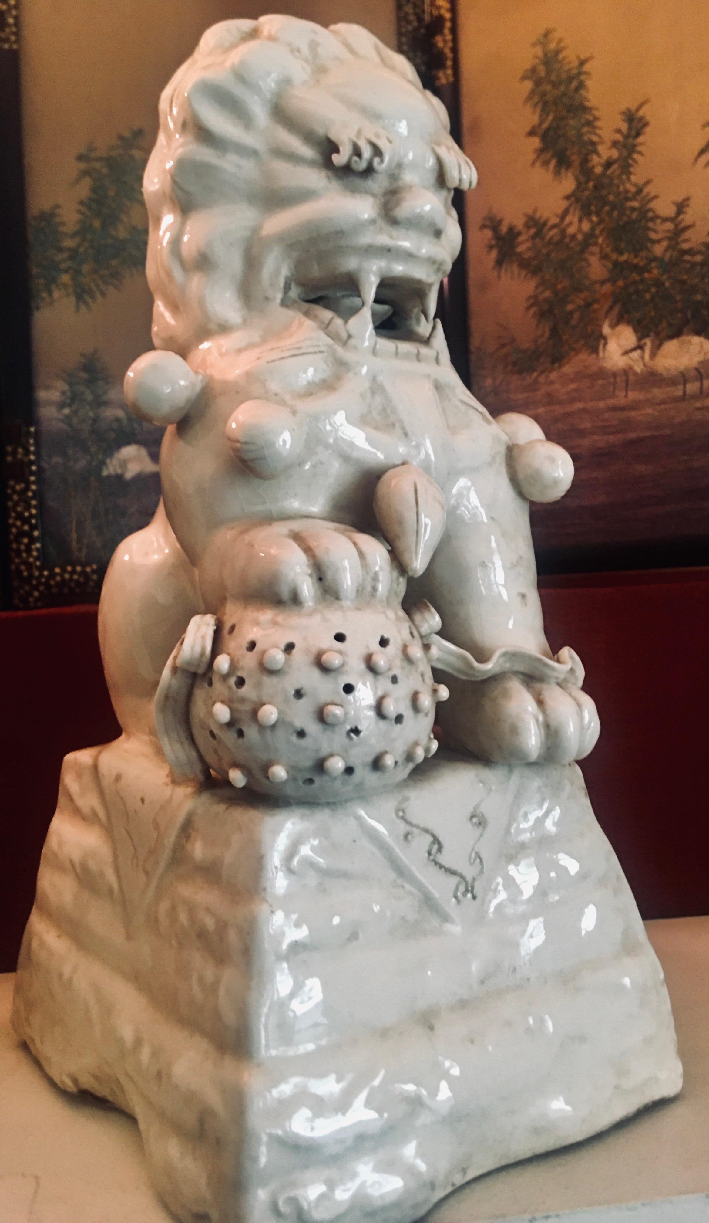 Vernissé Paire de chiens Foo en céramique Blanc de Chine, vers 1840 en vente