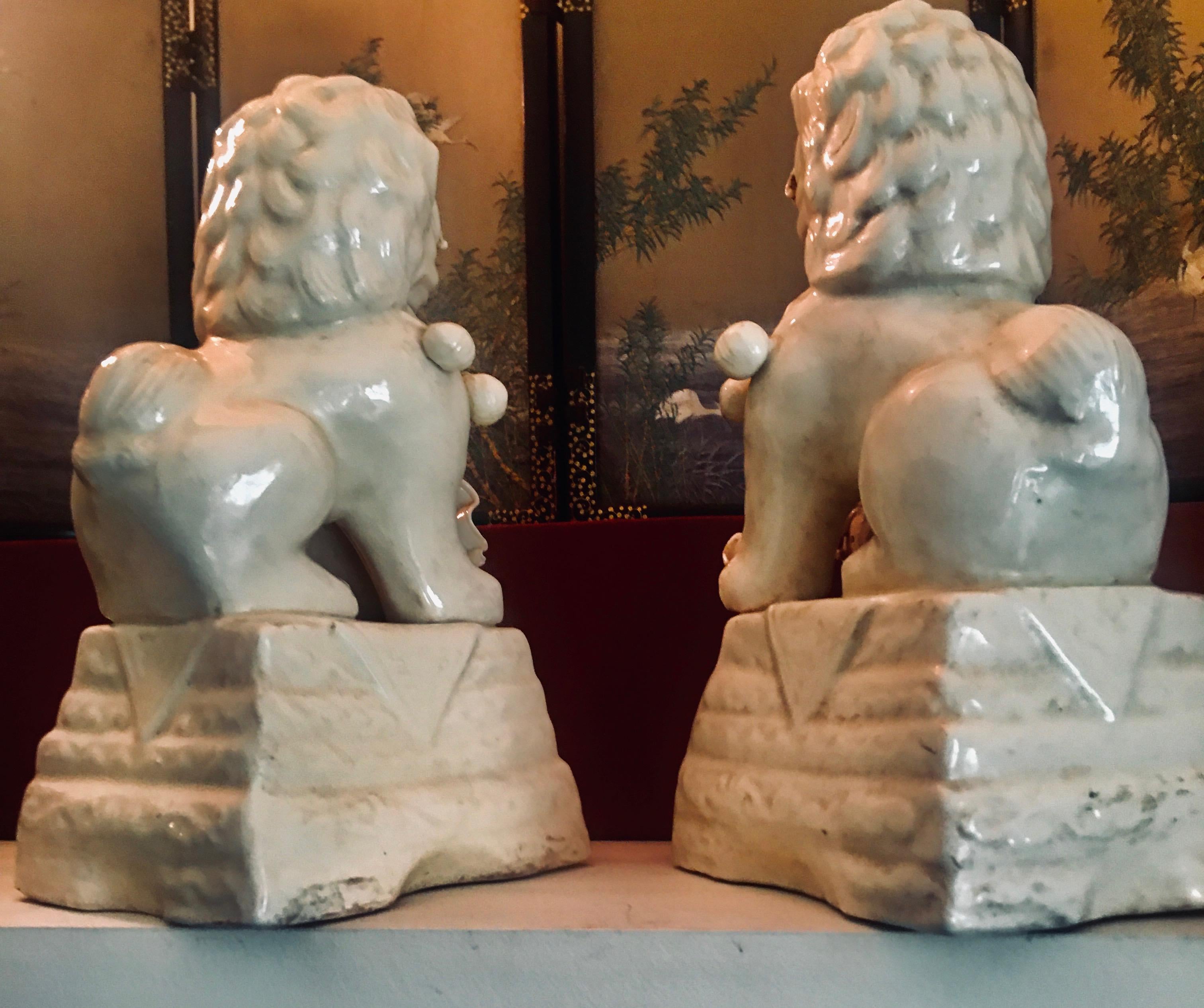 Milieu du XIXe siècle Paire de chiens Foo en céramique Blanc de Chine, vers 1840 en vente