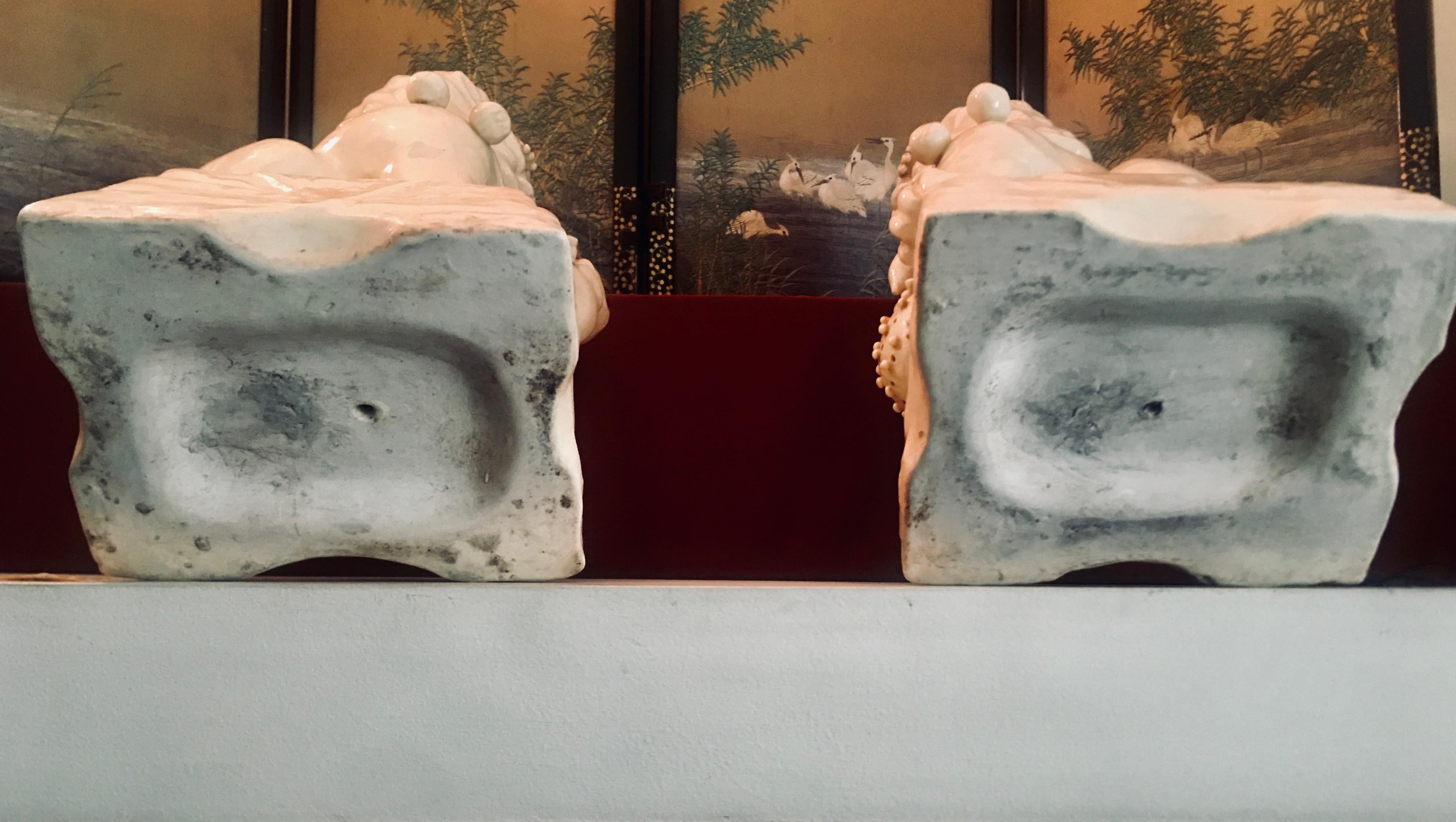 Céramique Paire de chiens Foo en céramique Blanc de Chine, vers 1840 en vente