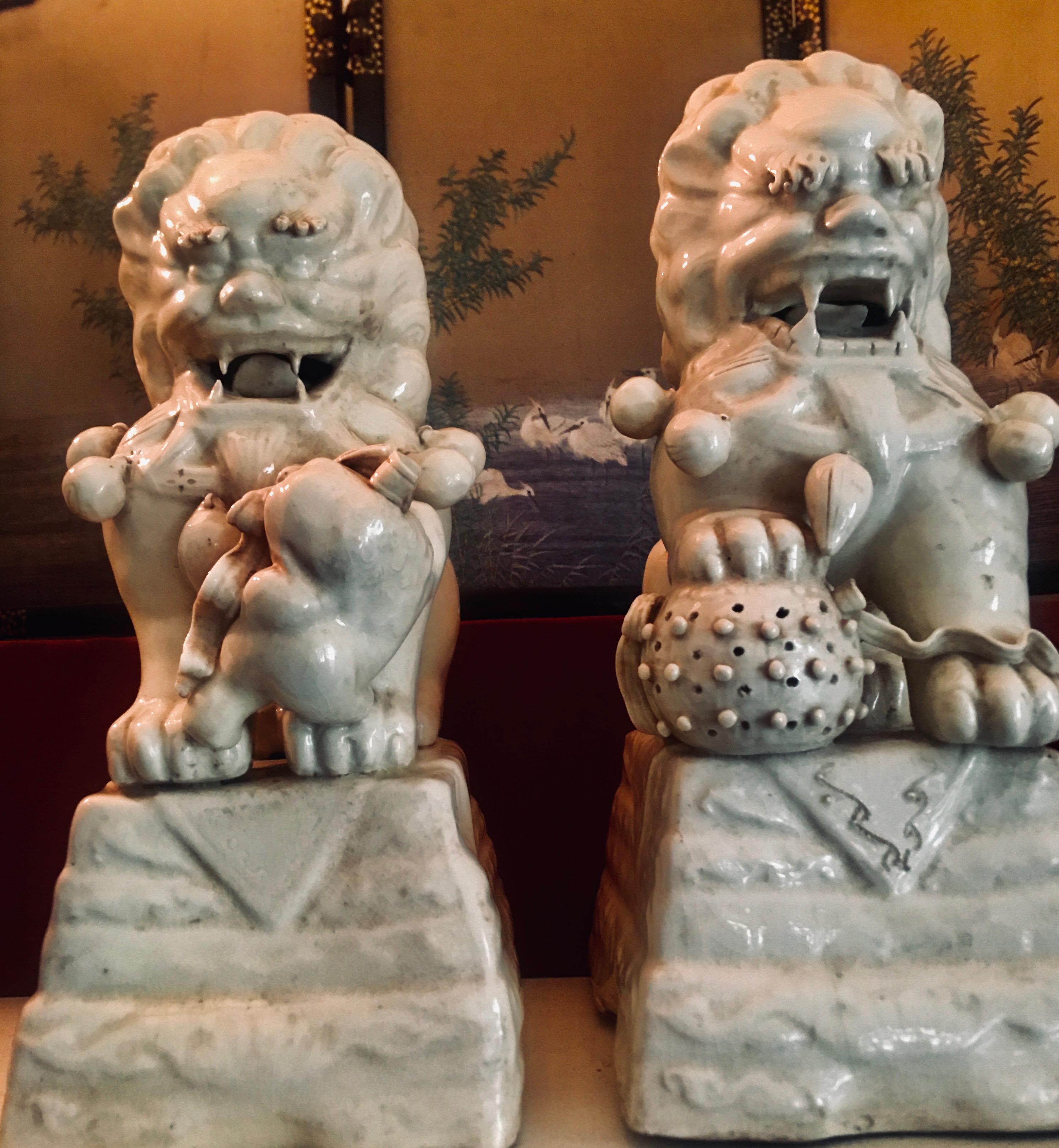 Paire de chiens Foo en céramique Blanc de Chine, vers 1840 en vente 1