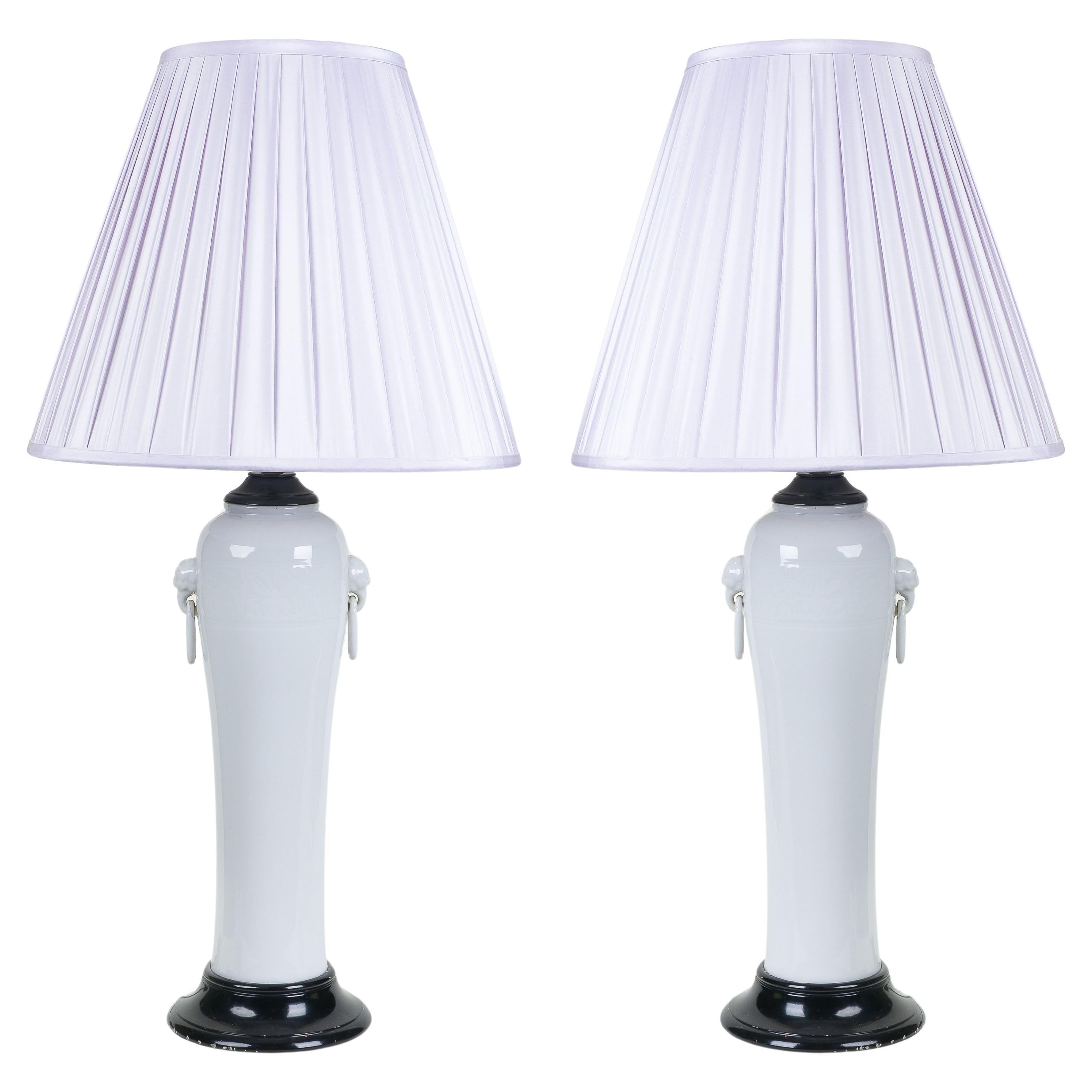 Paire de lampes de bureau en porcelaine blanche de Chine en vente