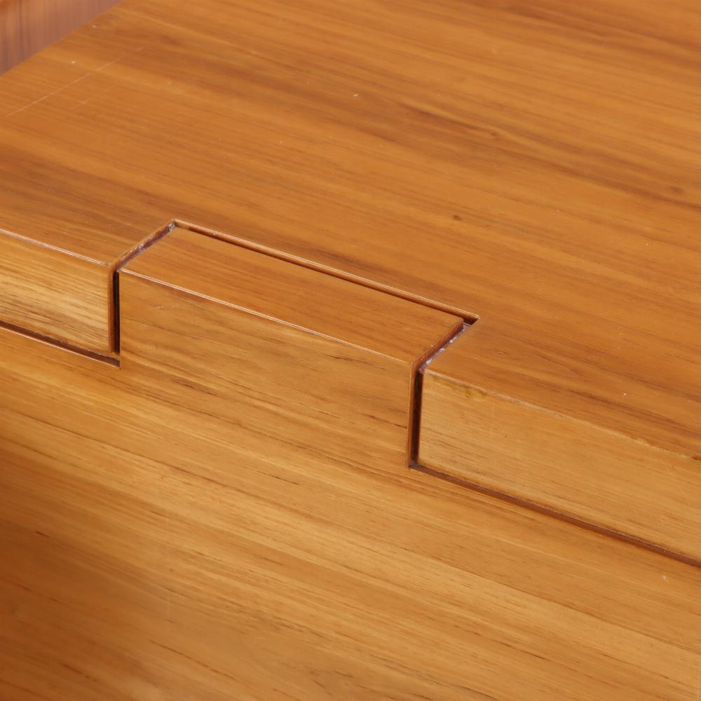 Ein raffiniertes Paar Konsolentische aus massivem Mahagoni, fachmännisch gebleicht in einem hellen, eleganten Ton. Die um 1980 in Südamerika hergestellten Stücke spiegeln eine raffinierte Mischung aus traditioneller Handwerkskunst und