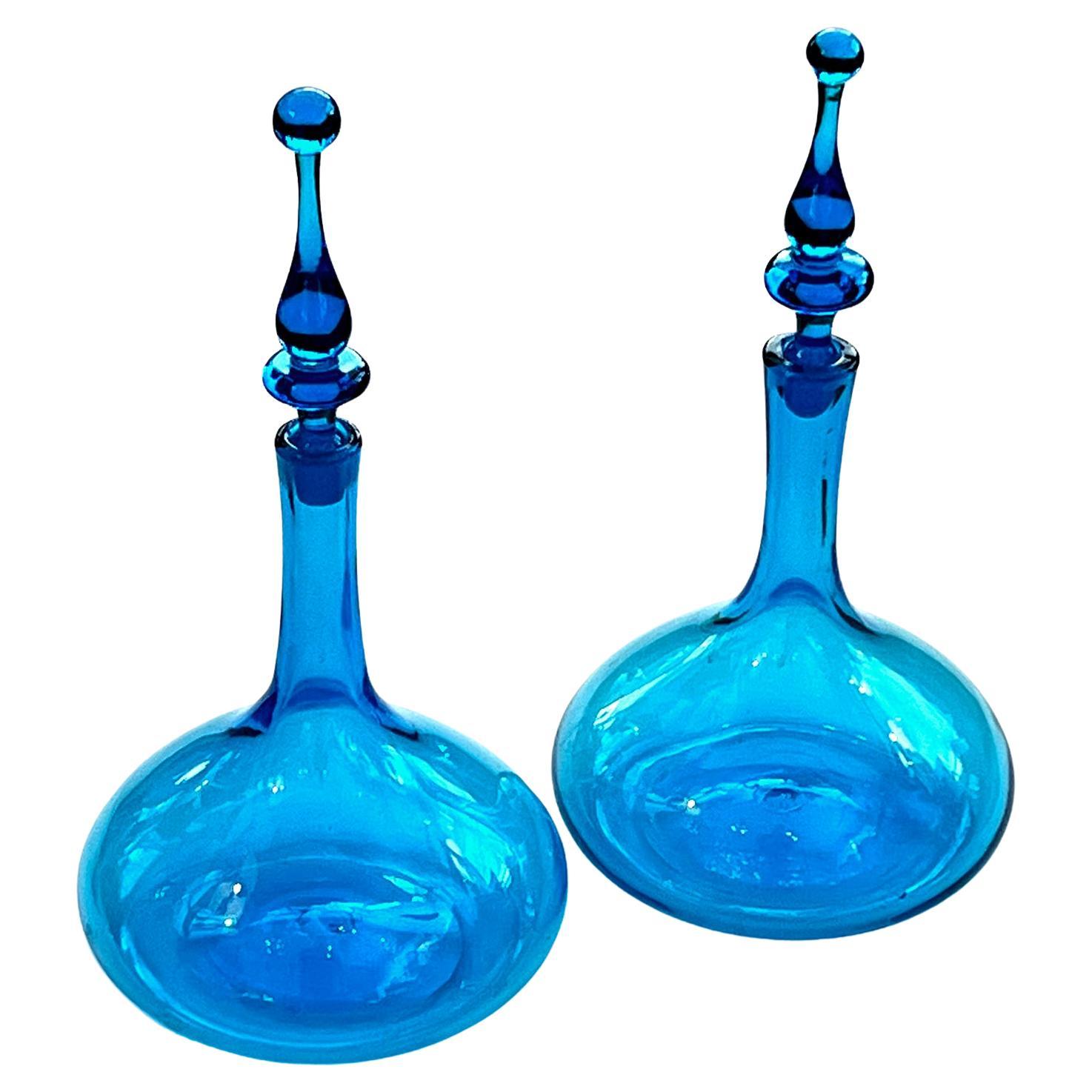 Pareja de decantadores de botellas Genie de Blenko Glass Works con tapones de vidrio macizo