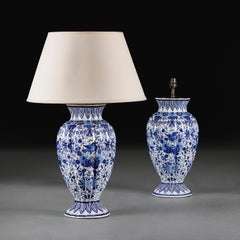 Ein Paar blaue und weiße Delft-Lampen mit ausgestelltem Sockel