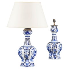 Ein Paar blaue und weiße Delfter Tischlampen
