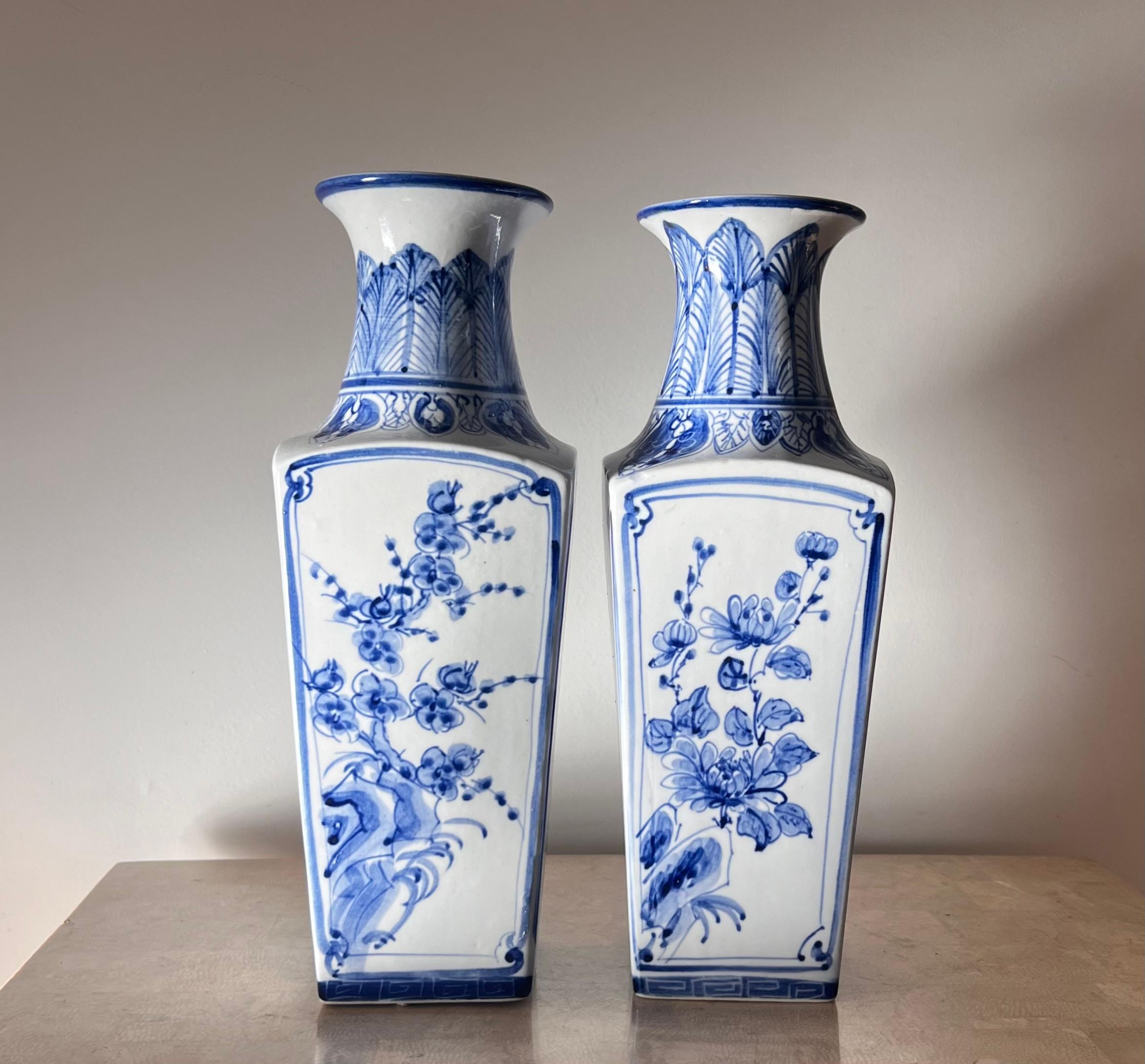 Paar blau-weiße chinesische Balustervasen aus Porzellan, frühes 20. Jahrhundert  (Chinoiserie) im Angebot