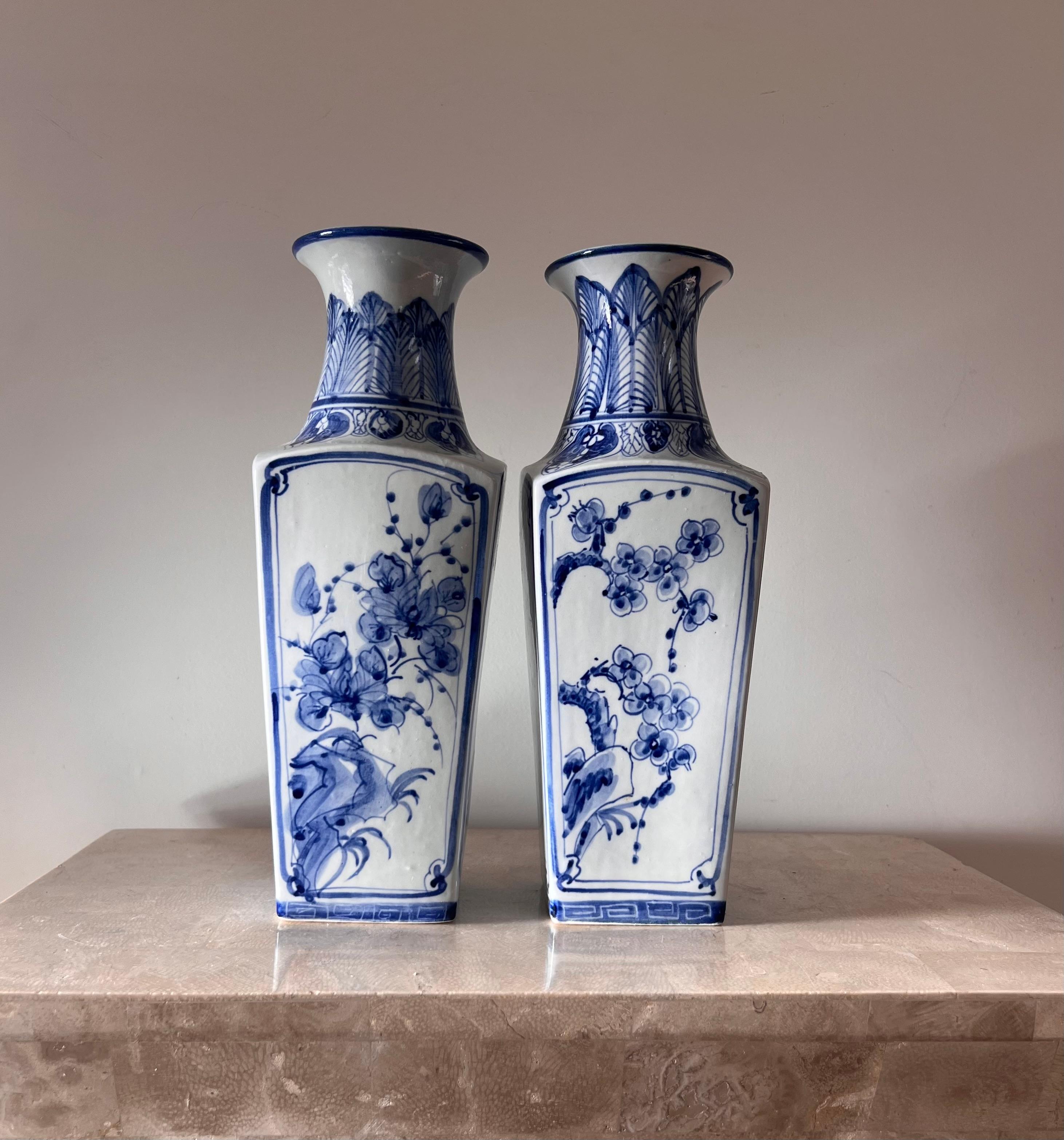 Paar blau-weiße chinesische Balustervasen aus Porzellan, frühes 20. Jahrhundert  (Chinesisch) im Angebot