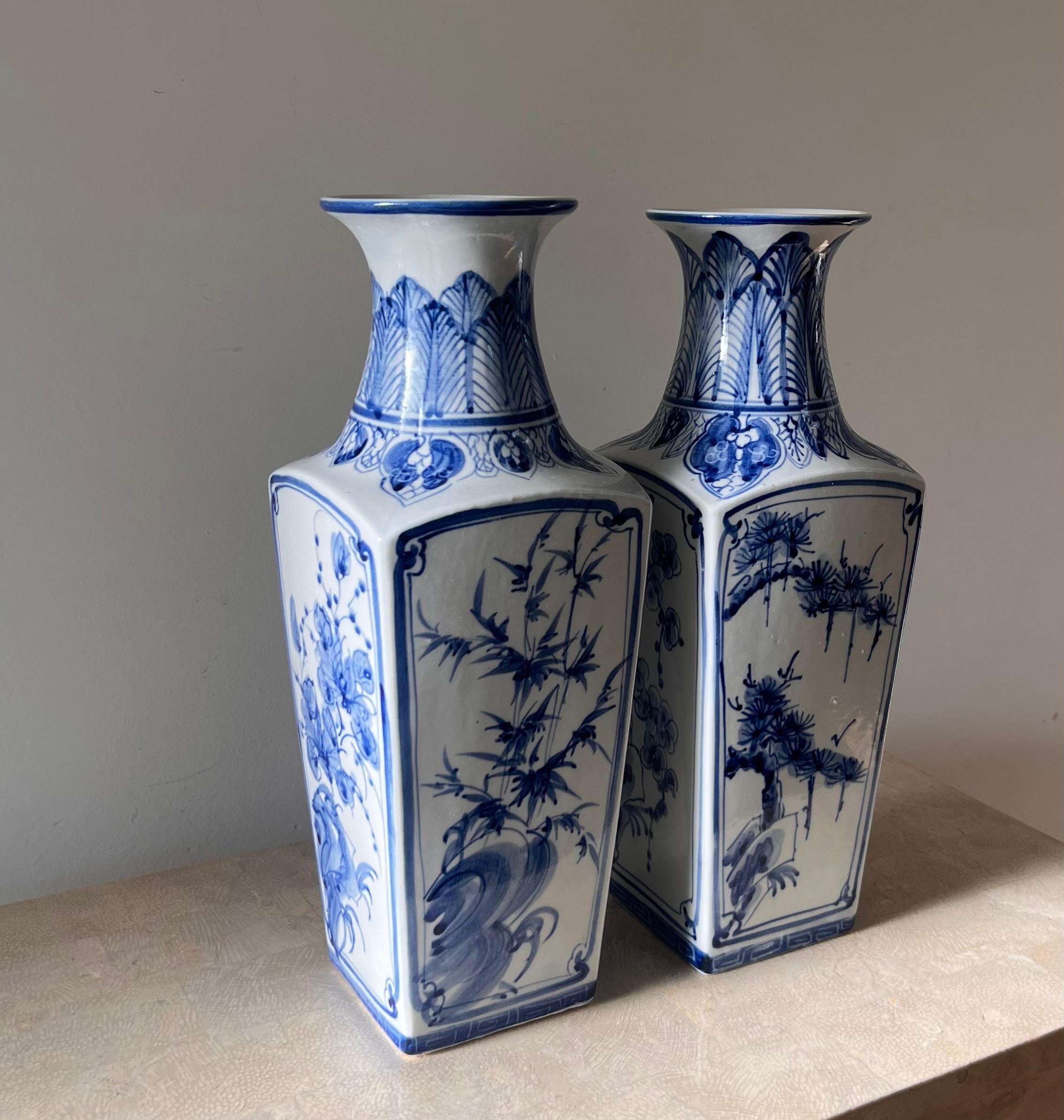 Paar blau-weiße chinesische Balustervasen aus Porzellan, frühes 20. Jahrhundert  im Zustand „Gut“ im Angebot in View Park, CA