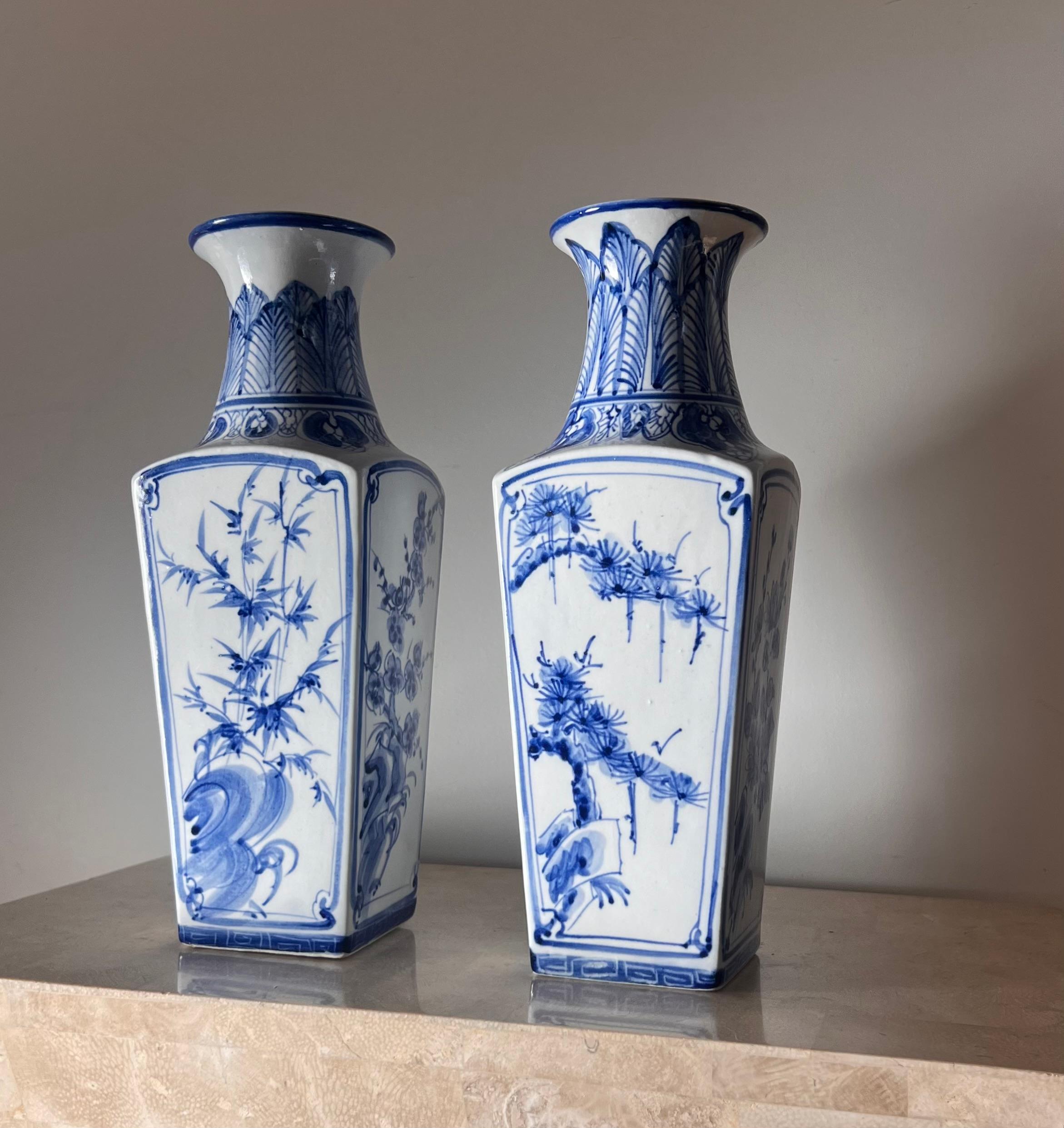 Porcelain A pair of blue and white porcelain Chinese baluster vases, early 20th century  For Sale