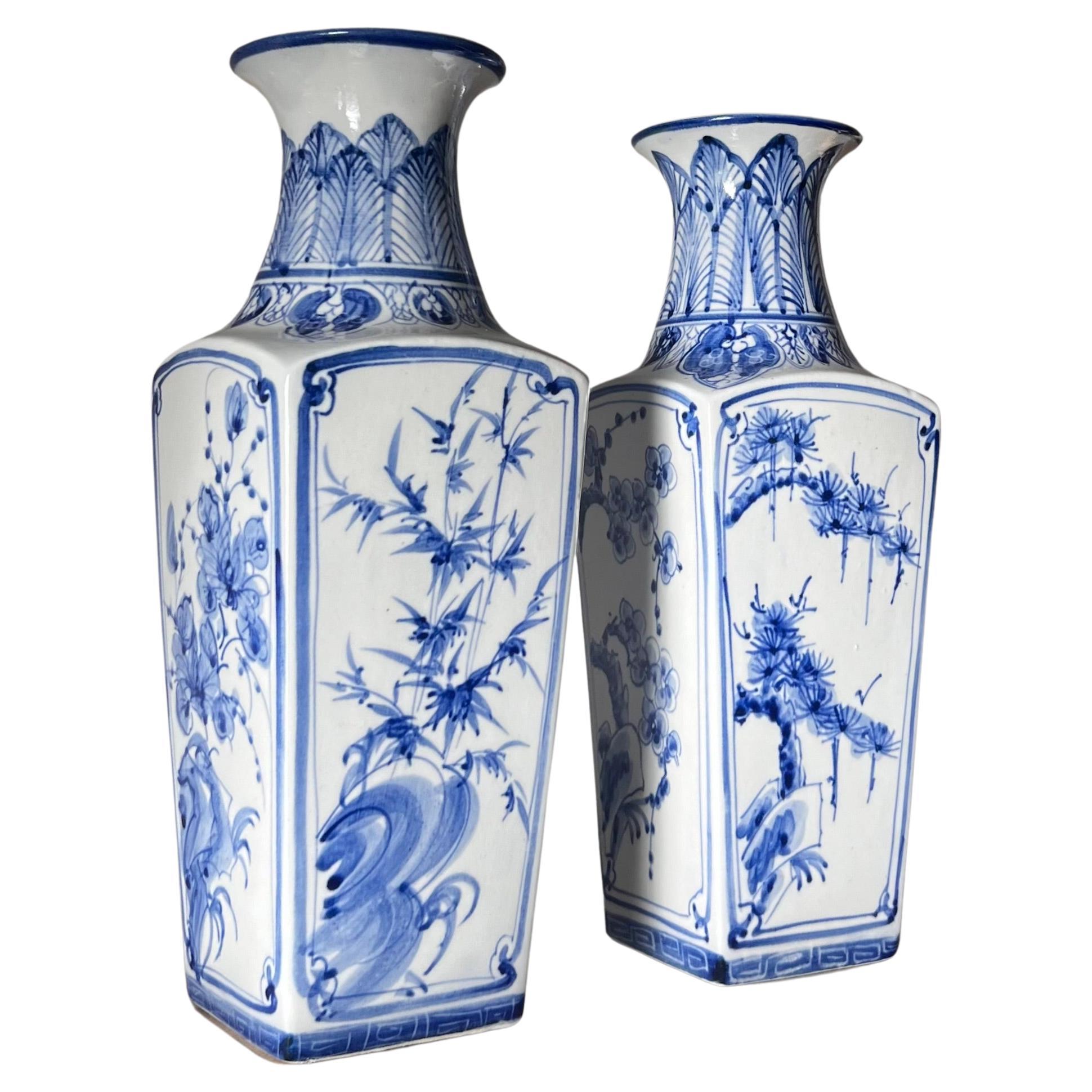 Paar blau-weiße chinesische Balustervasen aus Porzellan, frühes 20. Jahrhundert  im Angebot