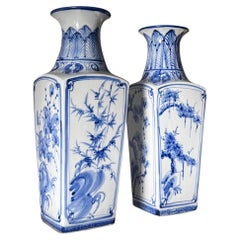 Paire de vases balustres chinois en porcelaine bleue et blanche, début du 20e siècle 