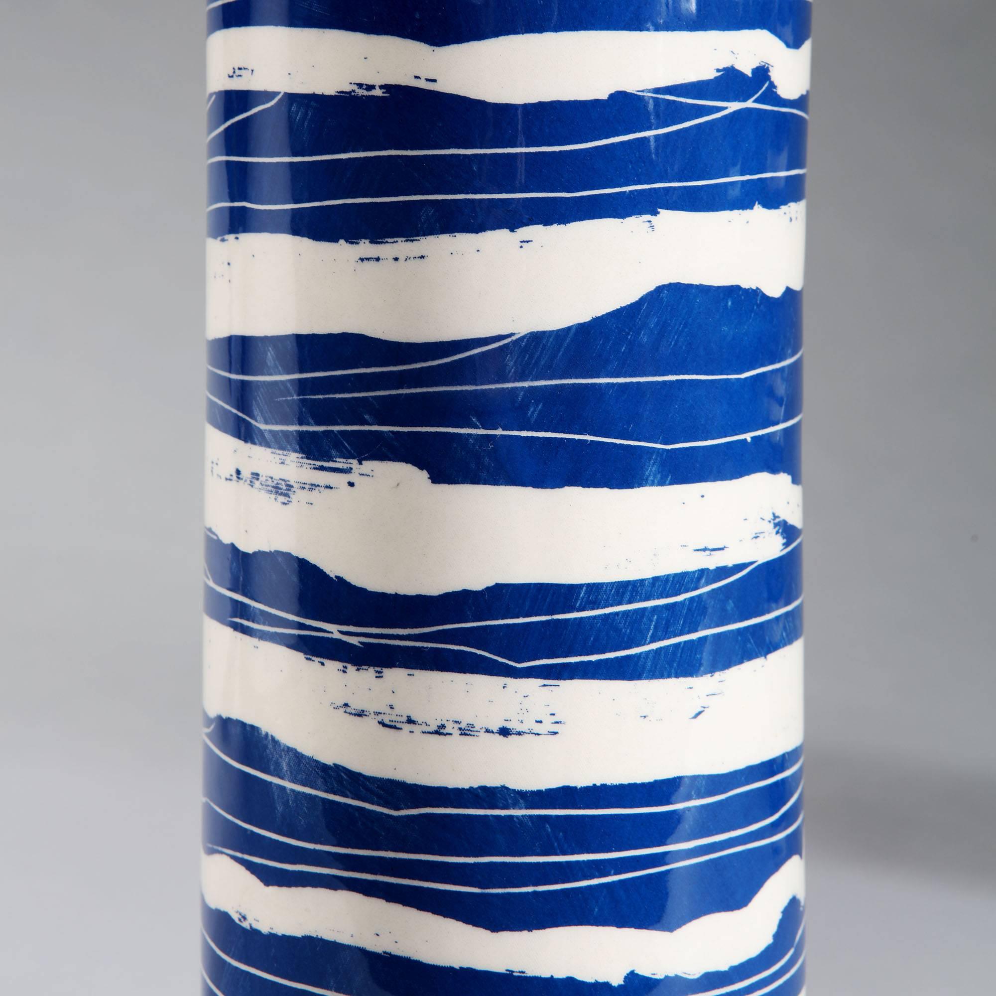 Un par de jarrones azules y blancos de Studio Pottery, ahora convertidos en lámparas.

Nota: pantallas no incluidas.
