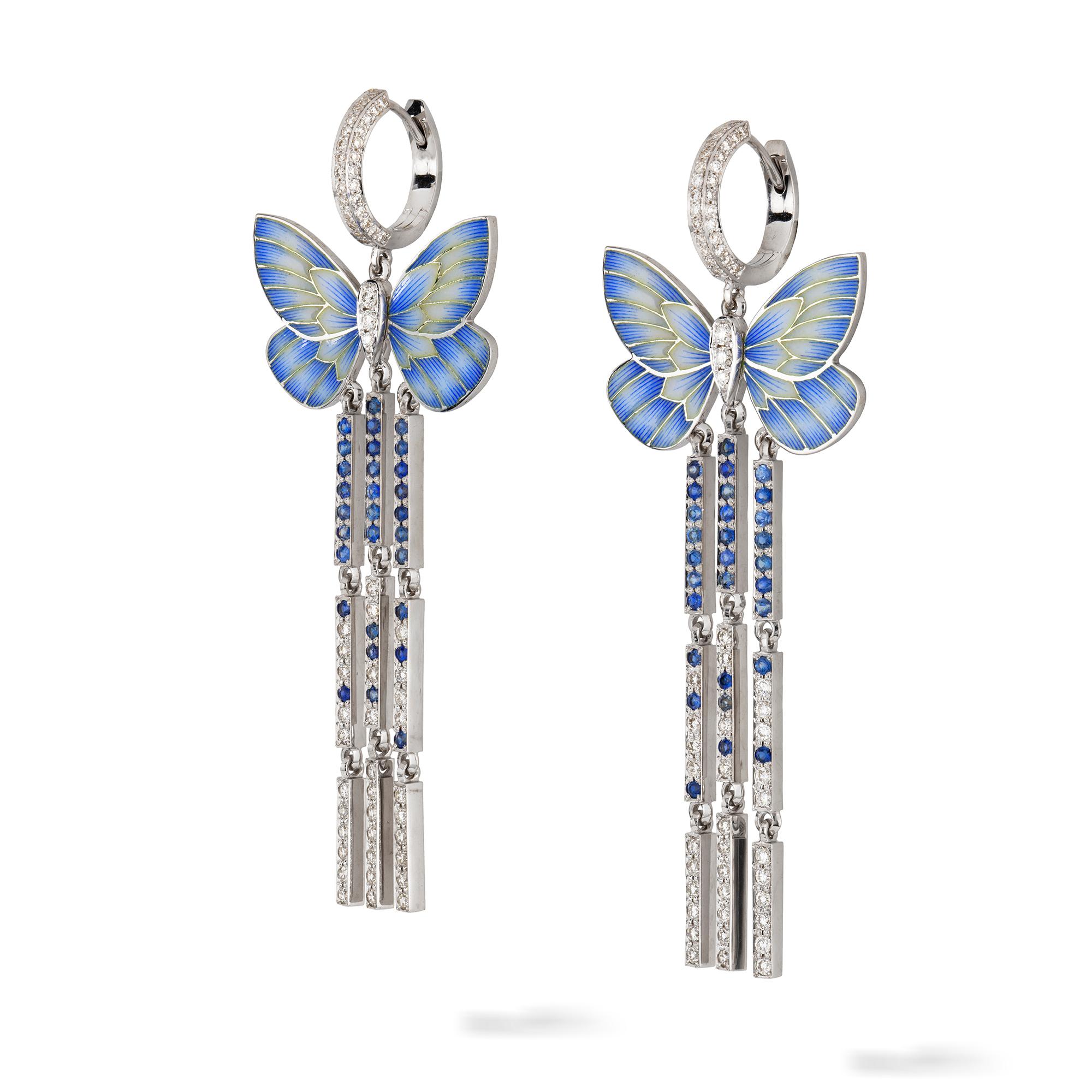 Ein Paar blaue Schmetterlingsohrringe von Ilgiz F., jeder Ohrring mit einem champlevé-emaillierten Schmetterling, der in drei mit Saphiren und Diamanten besetzten Fransen endet, aufgehängt an einer diamantbesetzten Schlaufe, die Diamanten wiegen