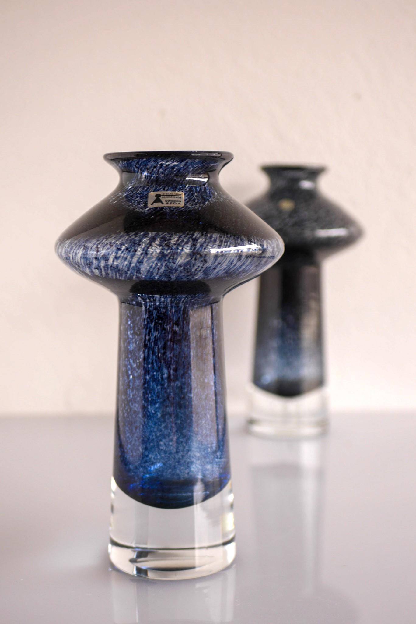 Mid-Century moderno Coppia di vasi in vetro blu noti come 