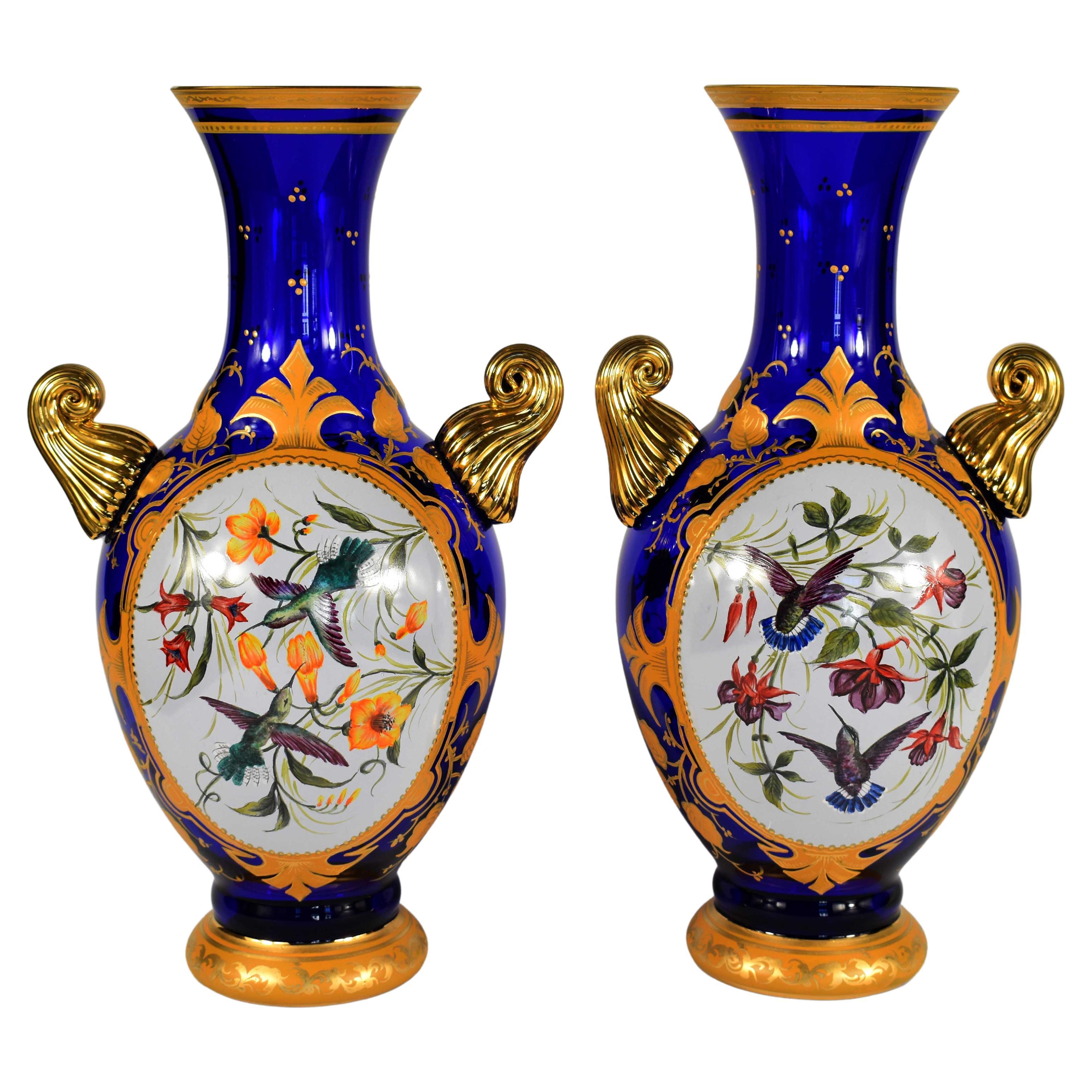 Paire de vases bleus peints et dorés à la main, verre de Bohème, XXe siècle