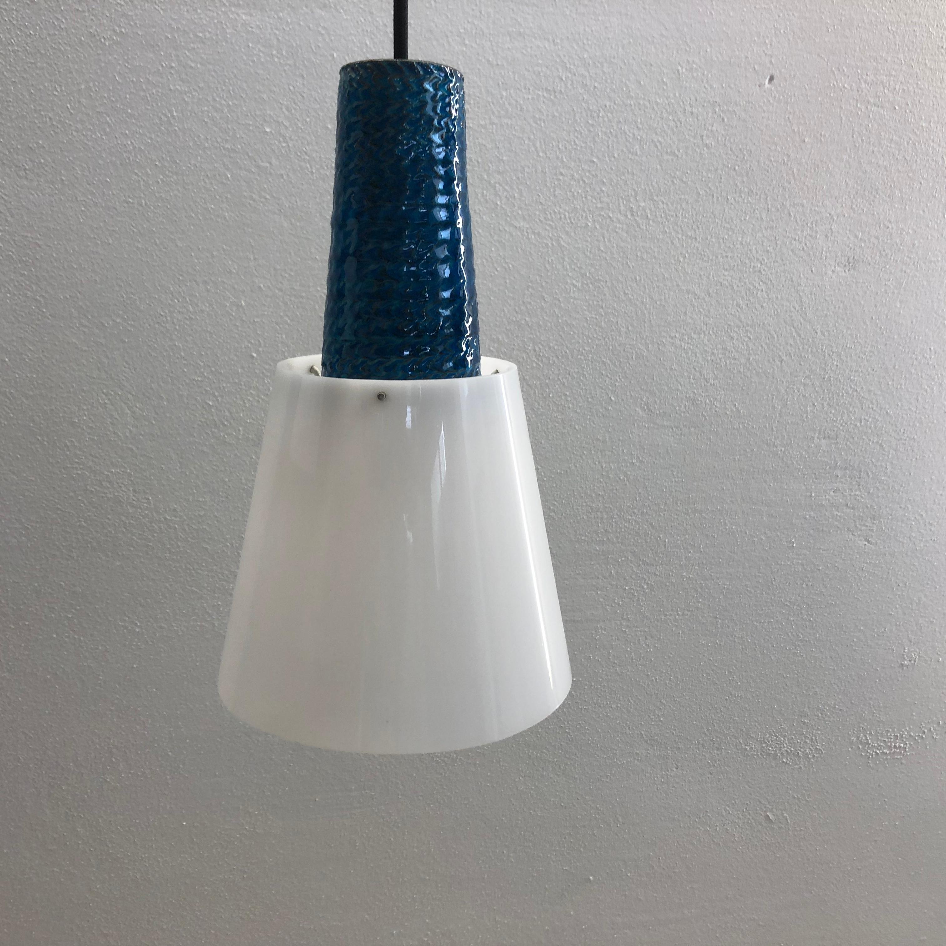 A rare couple of lamps from Herman A. Kähler in Næstved.
The shade and ceramic part is triangular shaped.

The lamps was designed by Nils Kähler in the years 1958-1965, after a collaboration with Le Klint who ended up in the classic trumpet-shaped