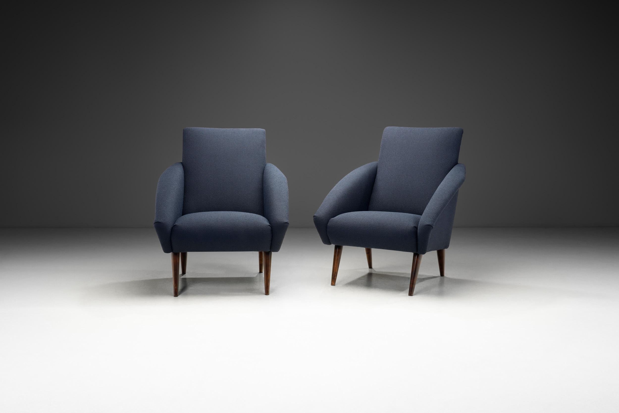 Pareja de sillones azules de mediados de siglo, Europa Años 50 Moderno de mediados de siglo en venta