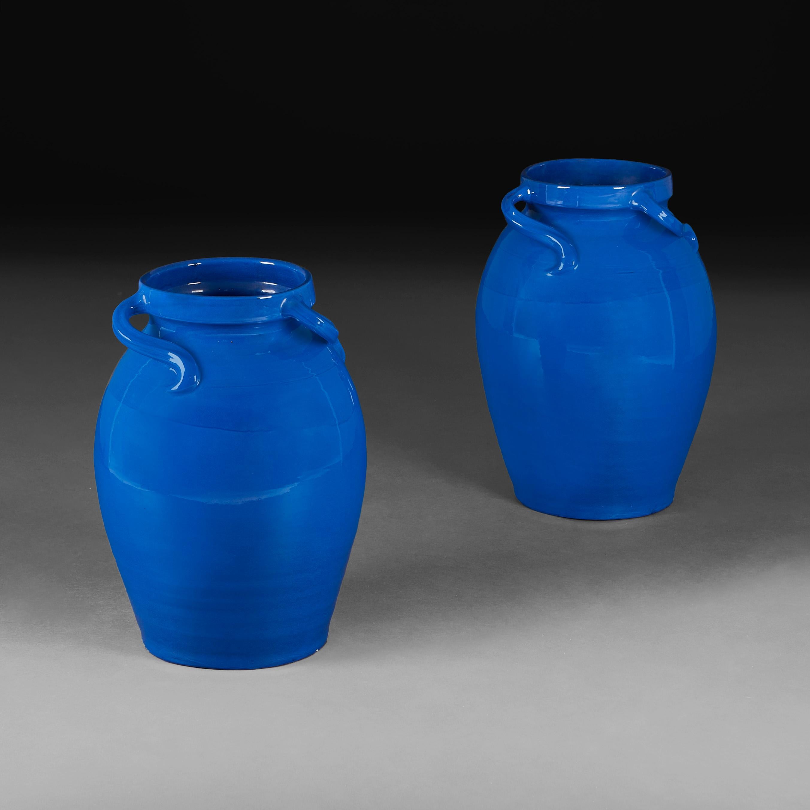 Una coppia di grandi vasi in ceramica con smalto blu e tre manici a spirale sul collo.  Timbro sulle basi: Royal Barum Ware. A.I.C.. 

Forse realizzato per Liberty of London. 

Altezza  51 cm 
Larghezza alla base  26 cm 

Thomas Potter si mise in