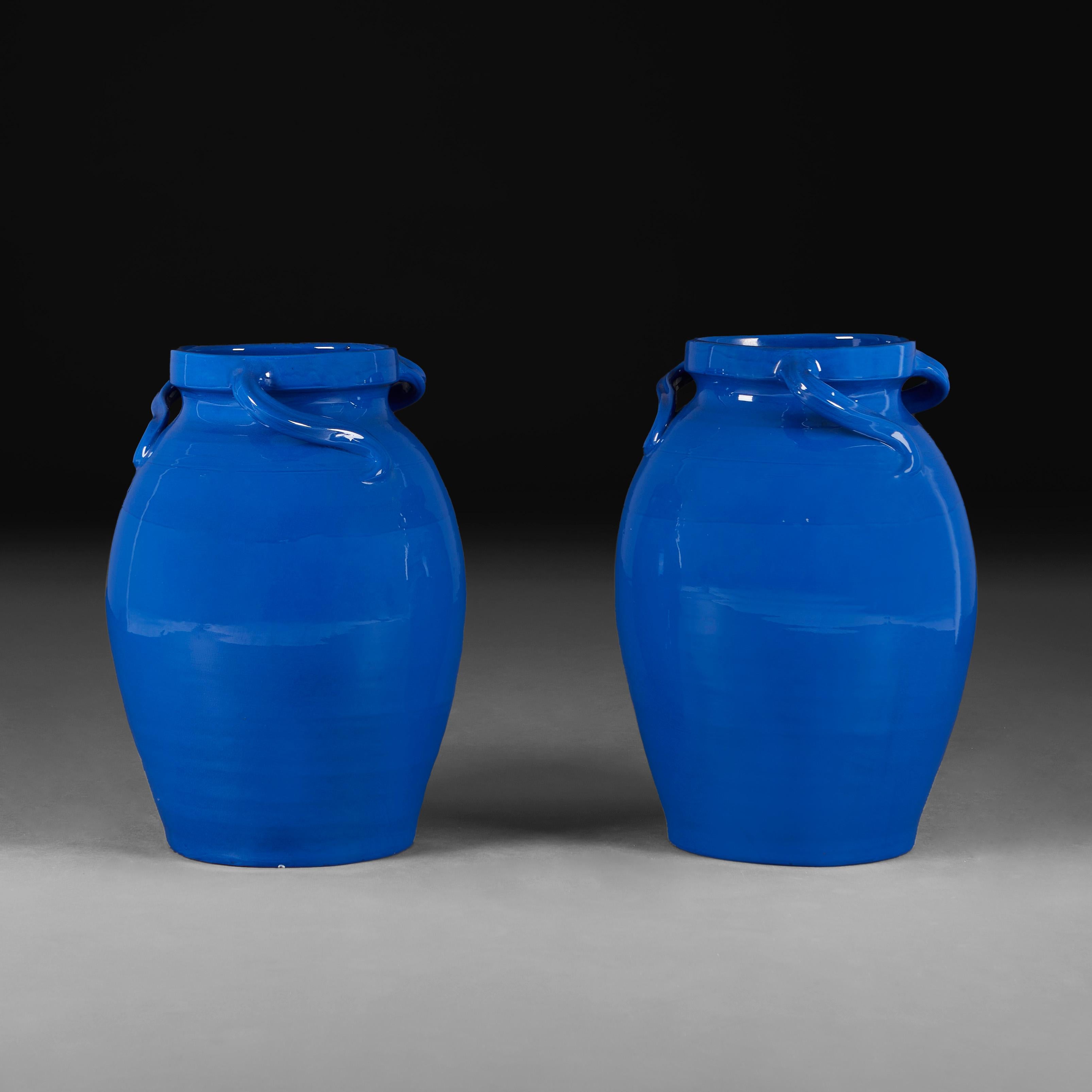 Inglese Una coppia di vasi blu in ceramica Brannam in scala reale in vendita