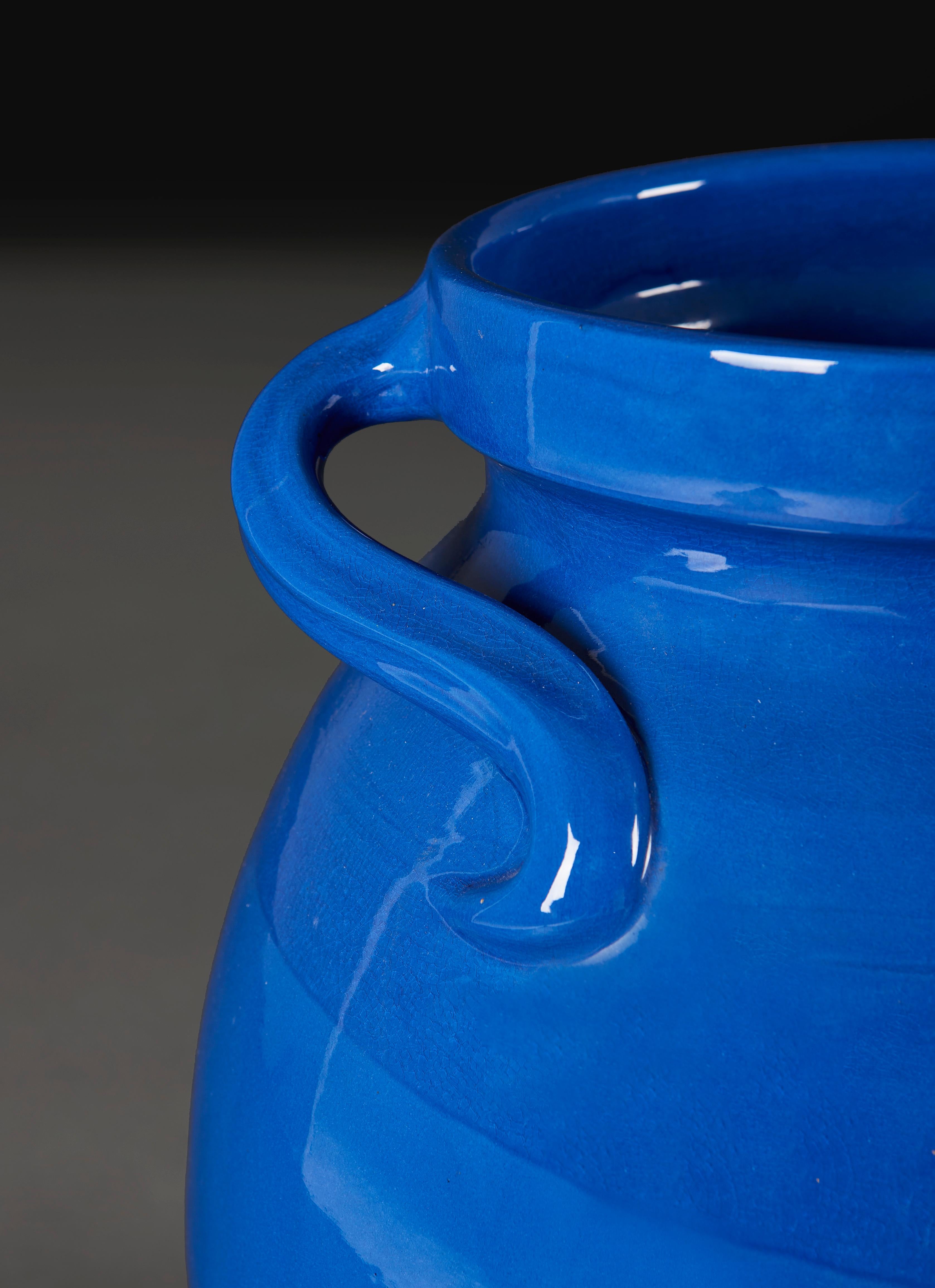 Smaltato Una coppia di vasi blu in ceramica Brannam in scala reale in vendita