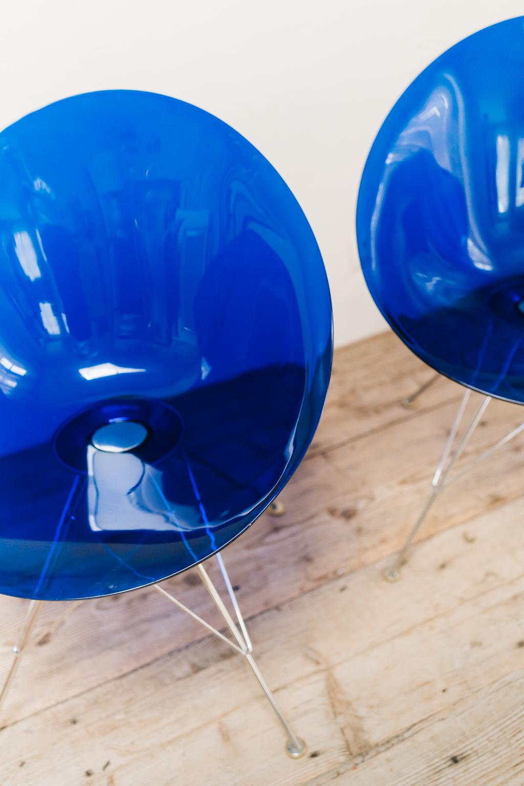 Paar blaue Plexiglas-Ero-Stühle von Philippe Starck für Kartell im Angebot 4
