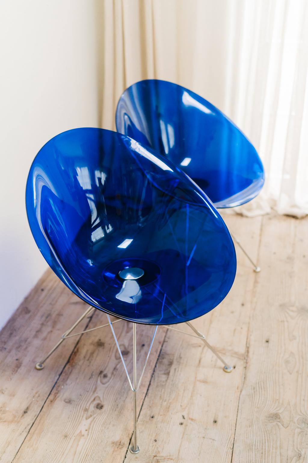 Paar blaue Plexiglas-Ero-Stühle von Philippe Starck für Kartell im Angebot 6