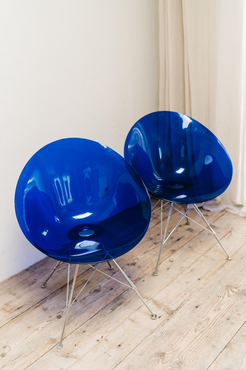 D'une magnifique couleur bleue, ces chaises Eros en plexi, conçues par Philippe Starck pour Kartell, en Italie, dans le 
1970's ...