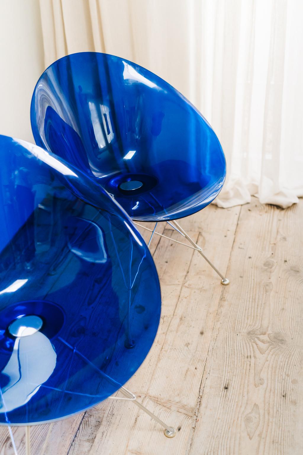 Paar blaue Plexiglas-Ero-Stühle von Philippe Starck für Kartell im Angebot 1