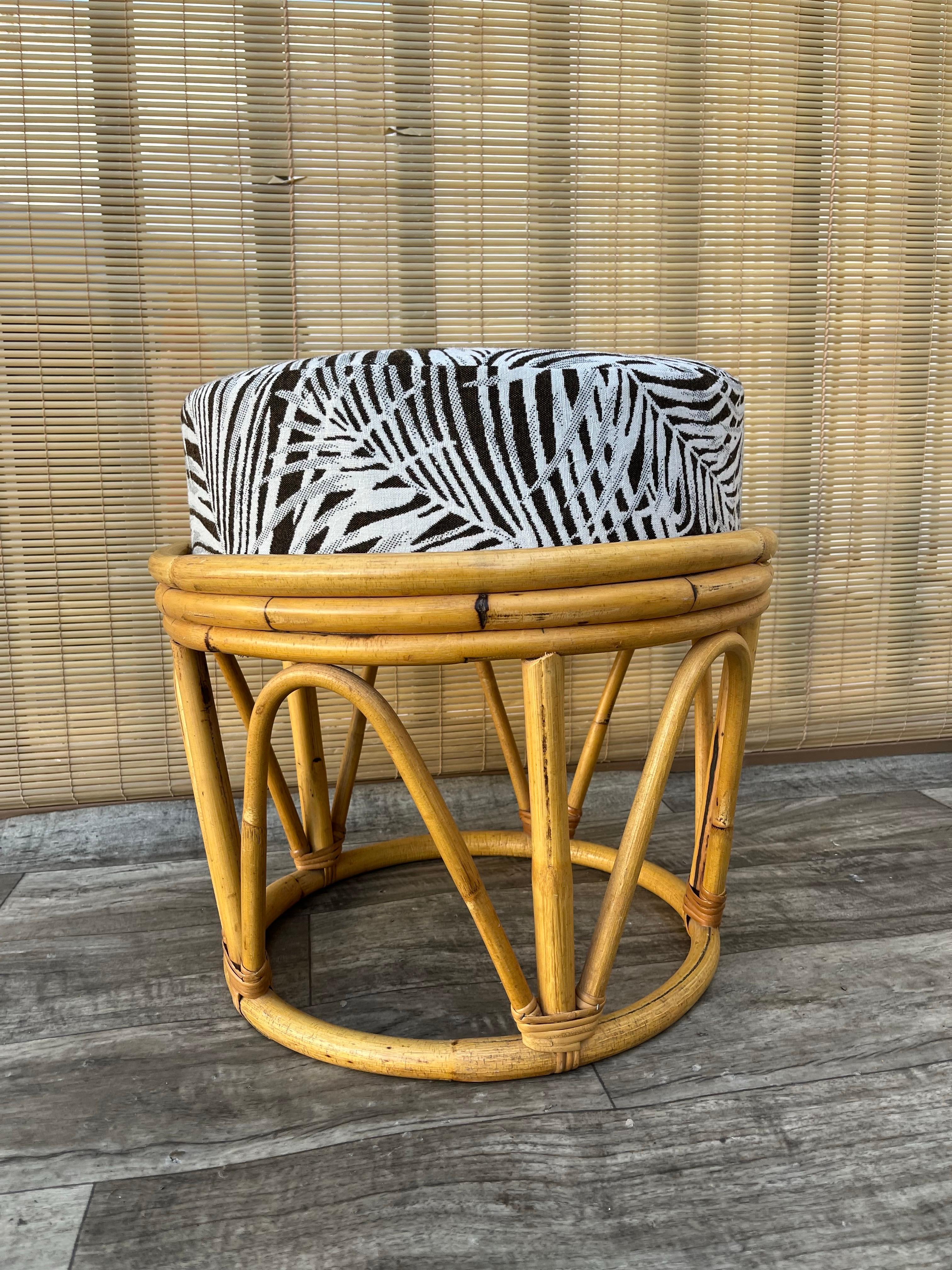 Ein Paar im böhmischen Küstenstil  Rattan-Fußhocker / Ottomane. Circa 1980er Jahre im Angebot 3